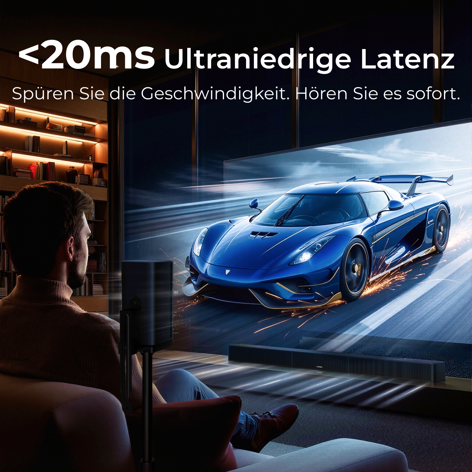 Mann schaut auf einen Fernseher, auf dem ein blauer Sportwagen fährt. Geräuschkulisse.