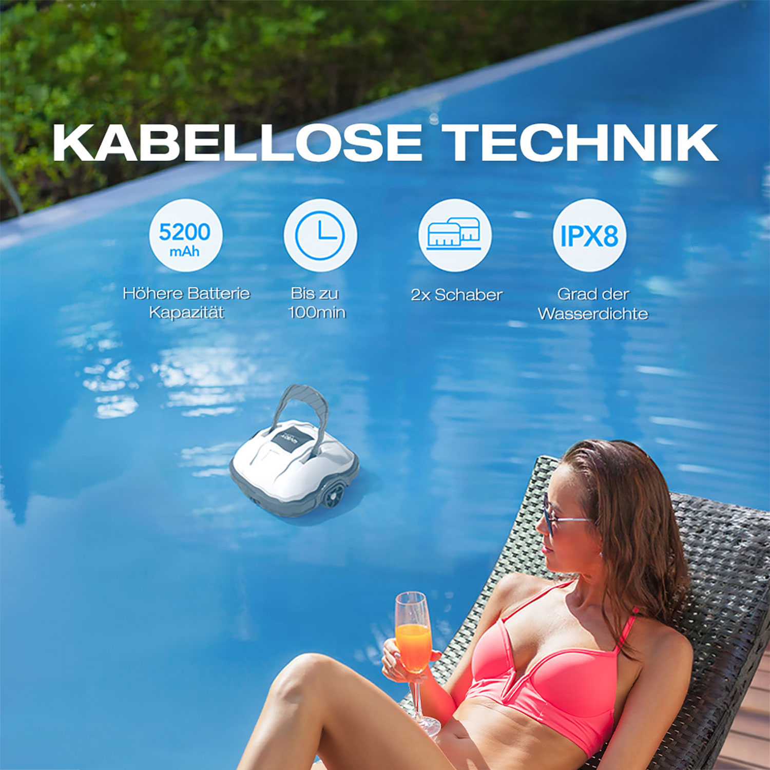 Ein weißer Poolroboter schwimmt im blauen Wasser, eine Frau liegt auf einer Liege.