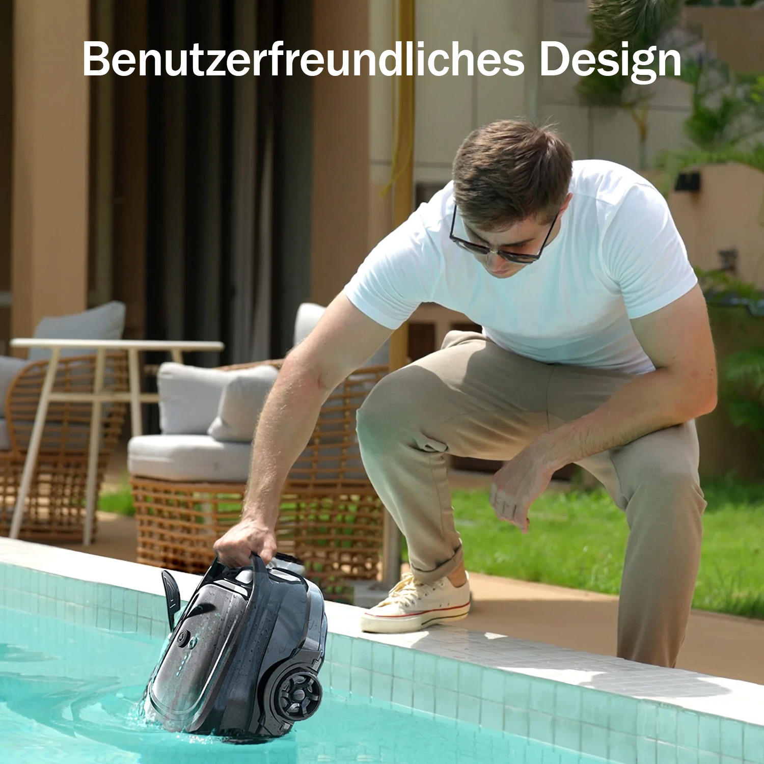 Mann holt Poolroboter aus dem Wasser. Freundliches Design.