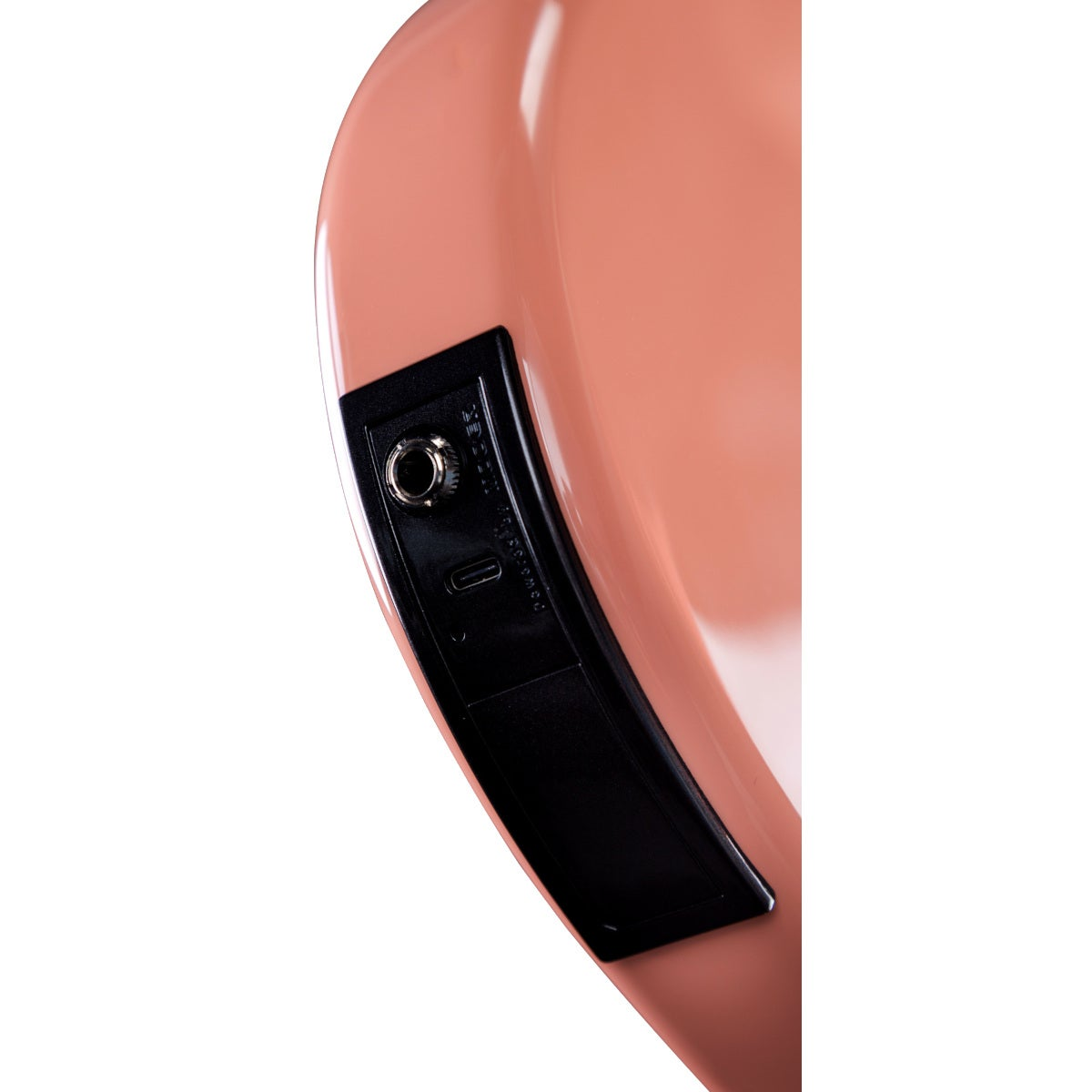 Jak ve USB-C bağlantı noktasına sahip siyah paneli gösteren pembe bir enstrümanın yakın çekimi.