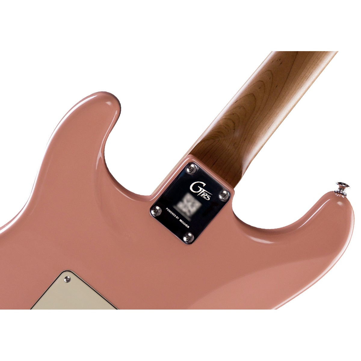 Pembe elektro gitarın yakın çekimi, sap ve gövde. Logolu metal plaka.