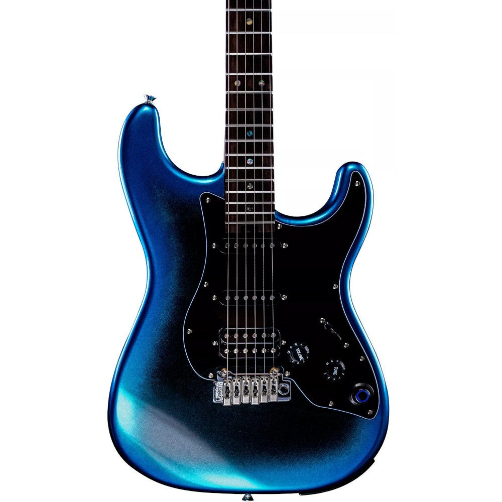Siyah pena korumalı ve gümüş donanımlı mavi elektro gitar.