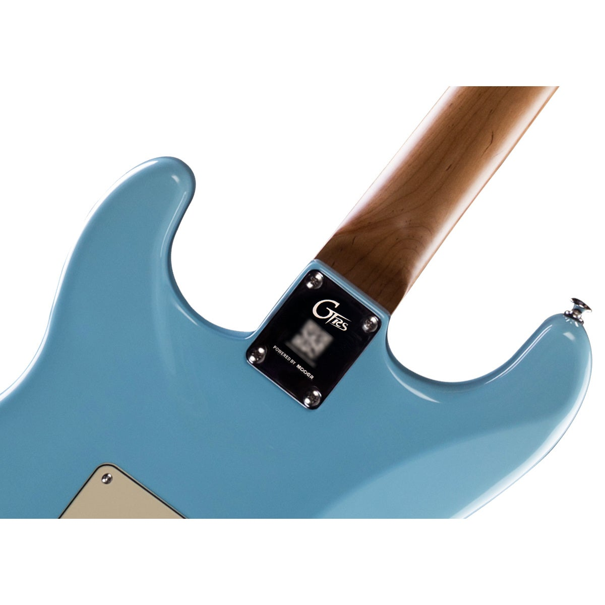 Boyun kısmında ahşap deseni ve siyah plakası olan mavi elektro gitar gövdesinin yakın çekimi.