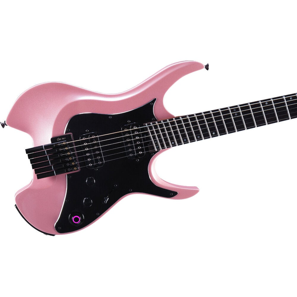 Siyah pena ve tellerle parlak pembe elektro gitar.