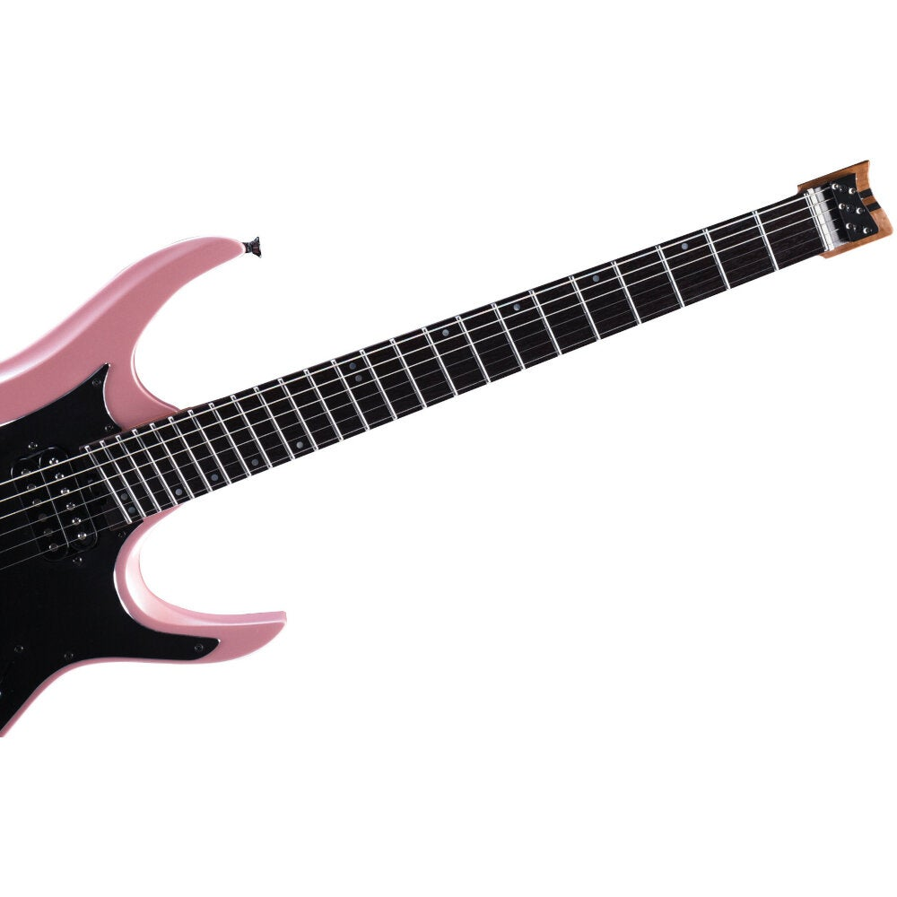 Siyah pena koruyuculu ve klavyeli pembe elektro gitar.