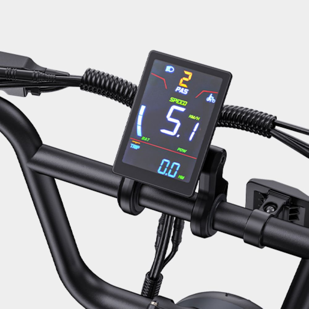 Pantalla digital de ciclocomputador que muestra velocidad y nivel de batería.