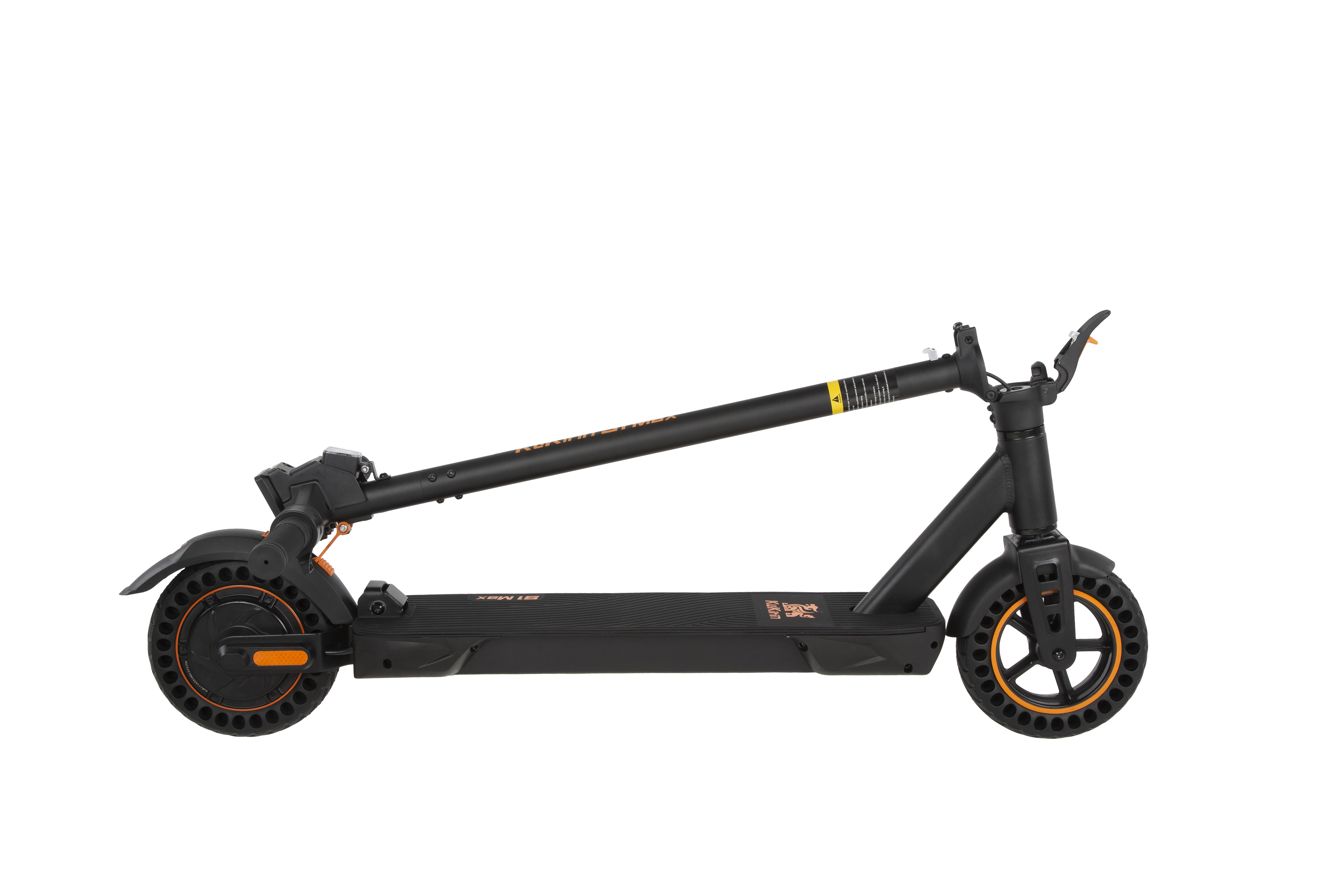 Ein schwarzer Elektroroller mit orangefarbenen Akzenten, auf weißem Hintergrund.