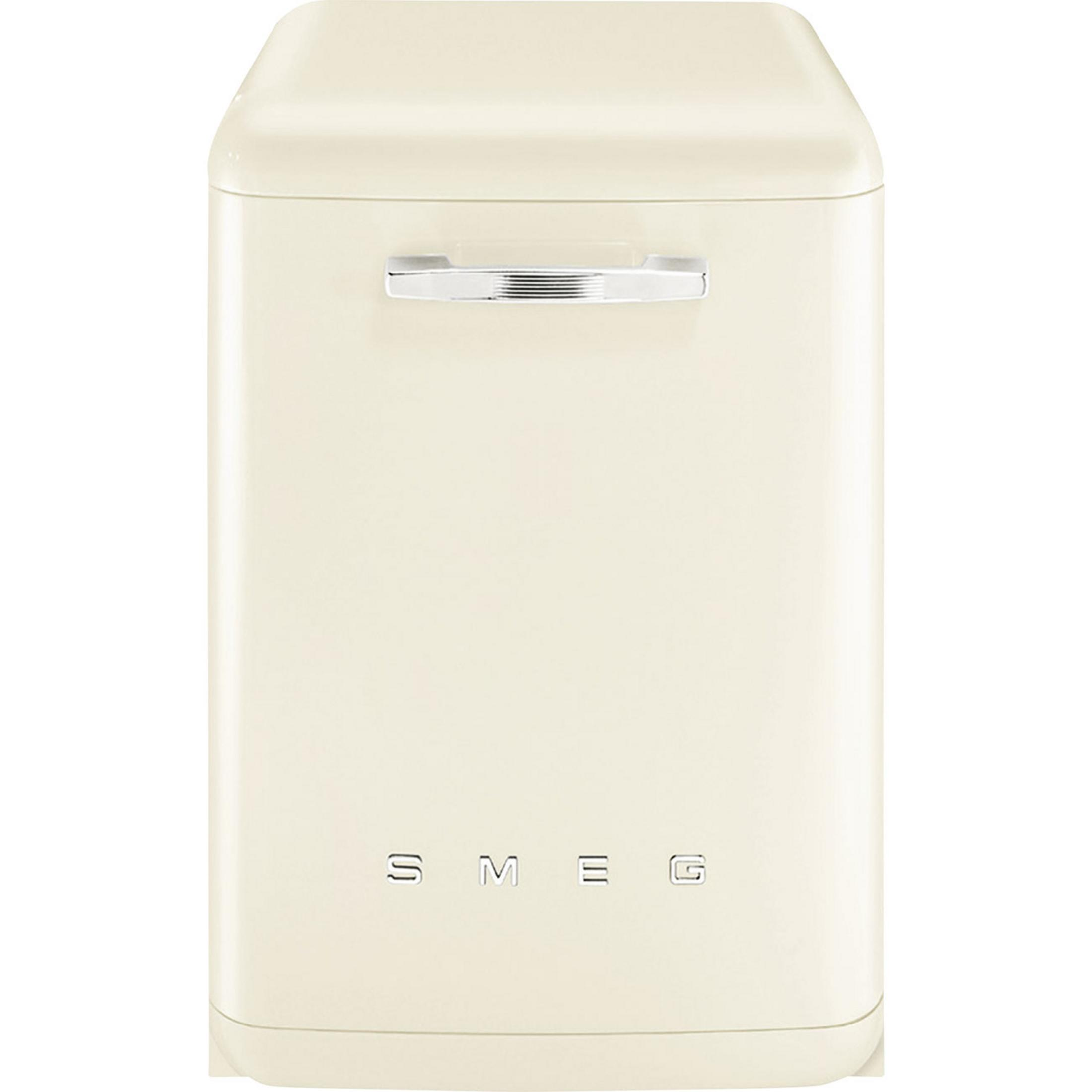Una lavastoviglie Smeg color crema con manico e logo argentati.