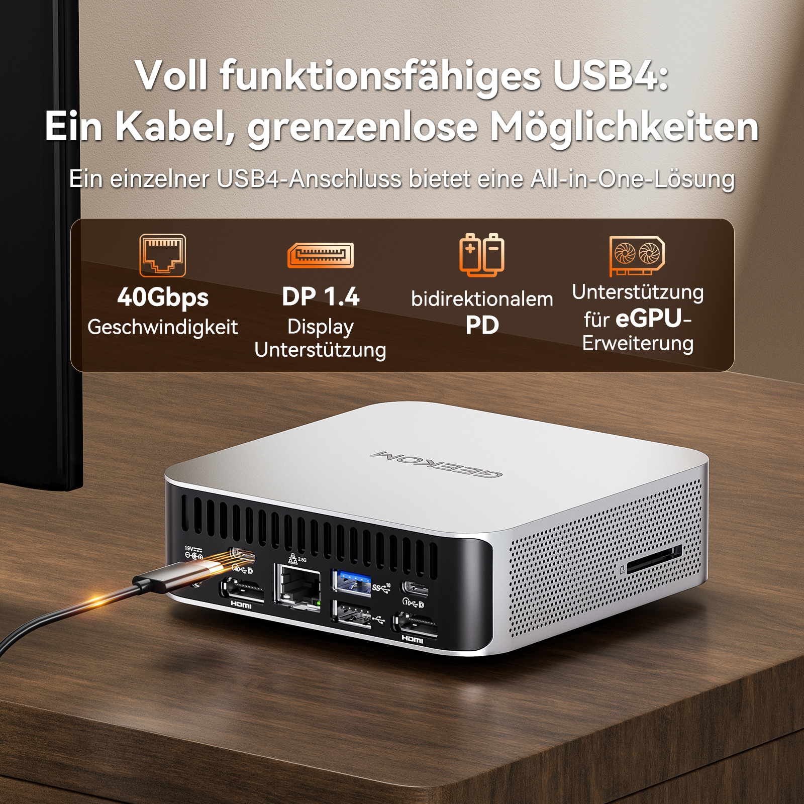 Ein silberner Mini-PC mit Anschlüssen und angeschlossenem USB-C-Kabel auf einem Holztisch.
