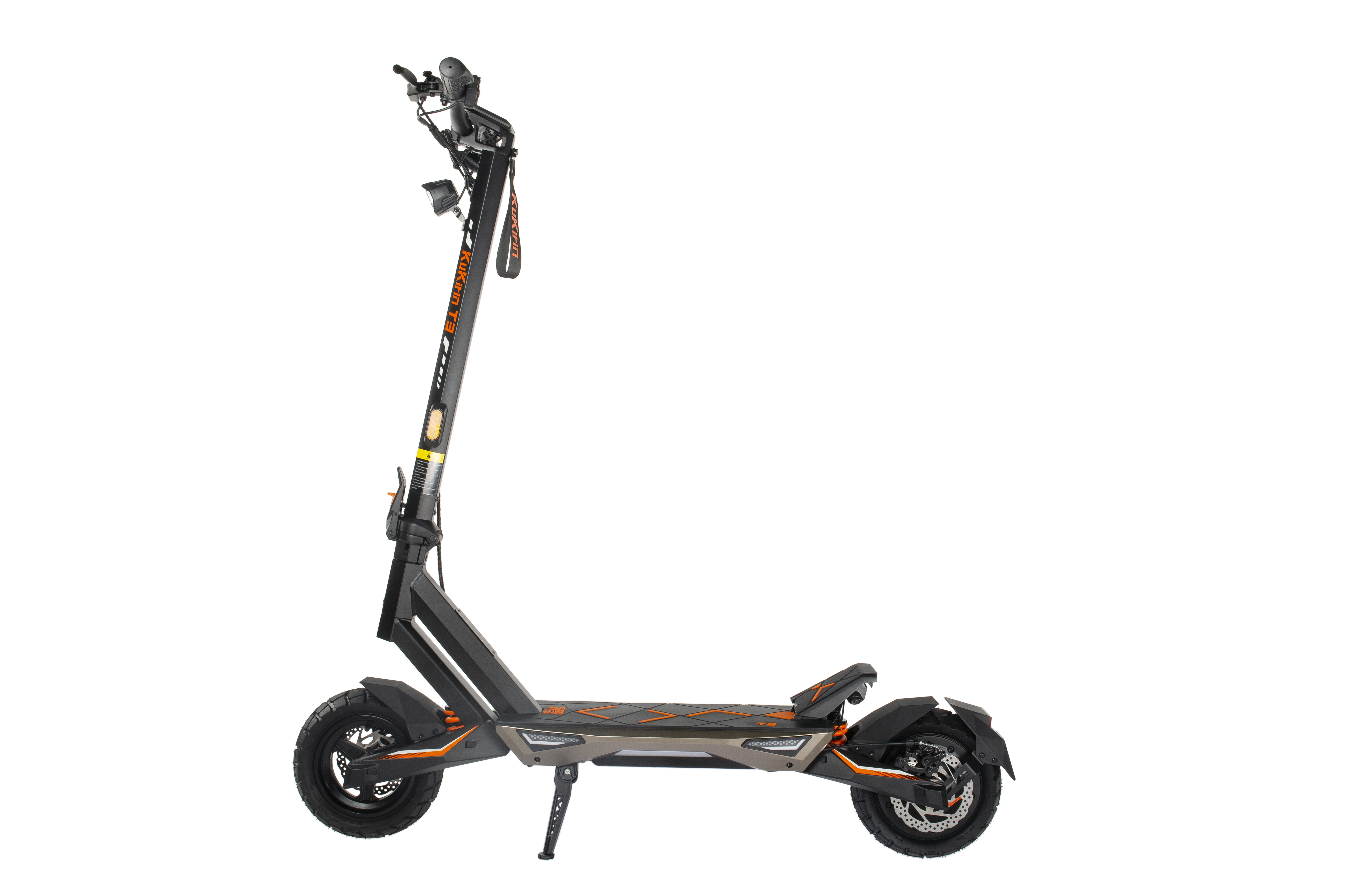 Uno scooter elettrico nero con accenti e pneumatici arancioni su sfondo bianco.