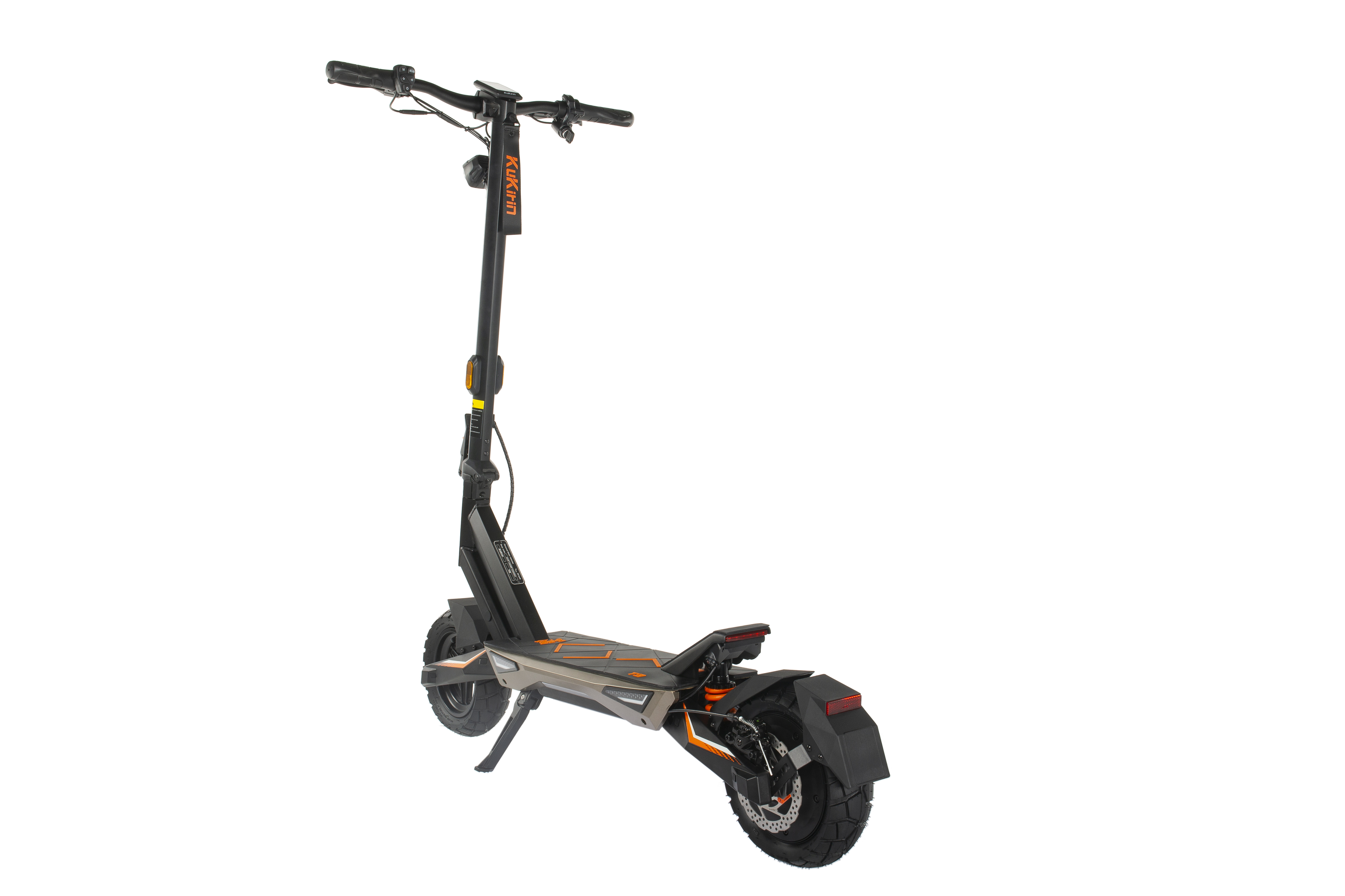 Uno scooter elettrico nero con accenti arancioni è sul suo cavalletto.