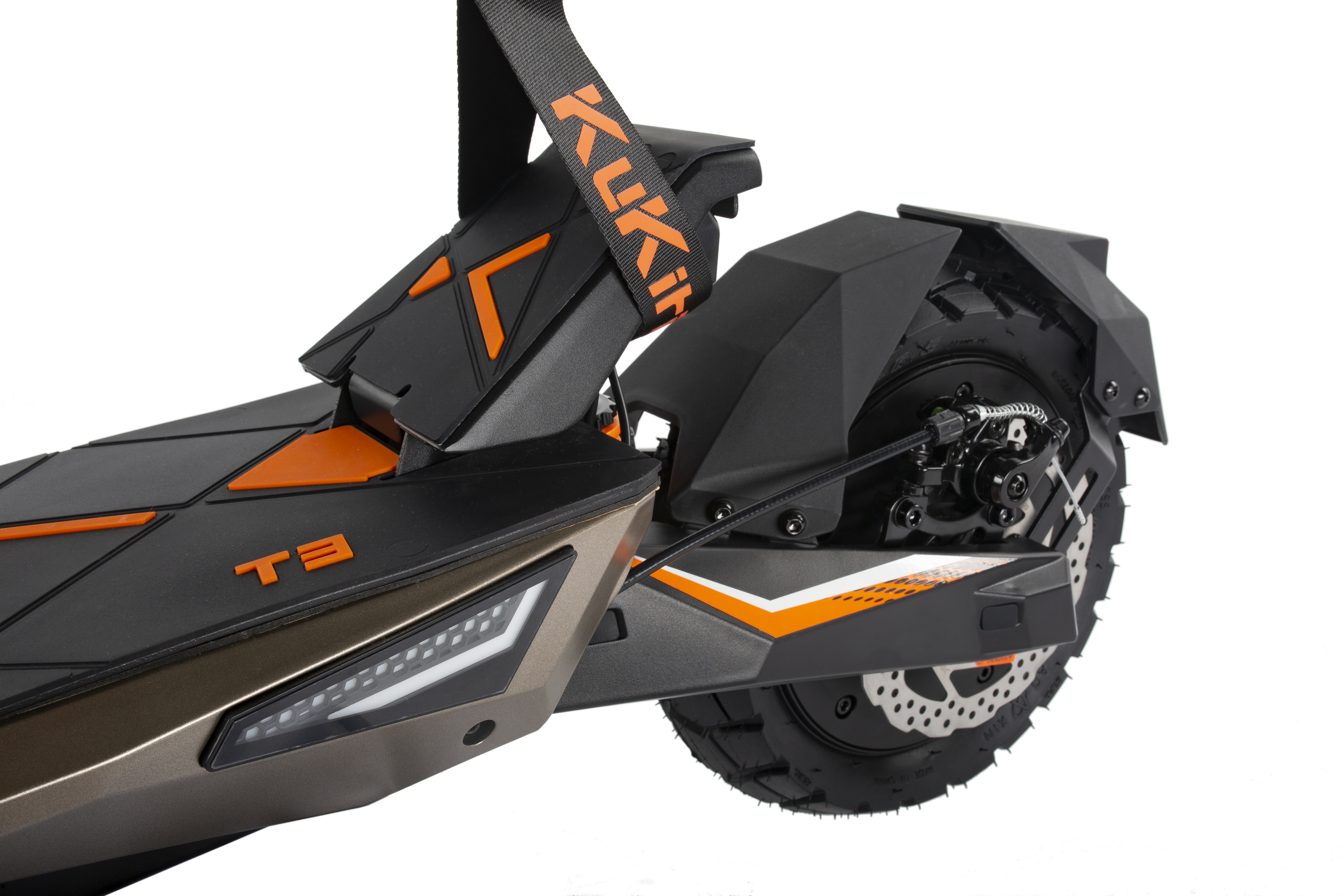 Ein E-Scooter mit schwarzen und orangen Akzenten und einem "T3"-Logo.