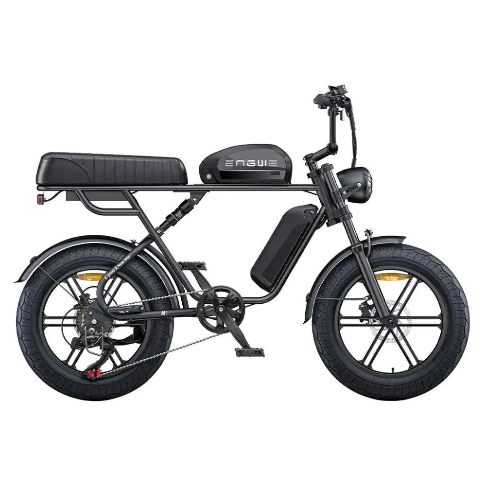 Bicicleta eléctrica negra con neumáticos anchos, portaequipajes y batería integrada.