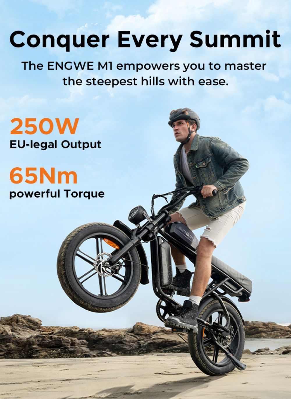 Hombre montando e-bike en playa, 250W/65Nm, cielo azul con nubes.