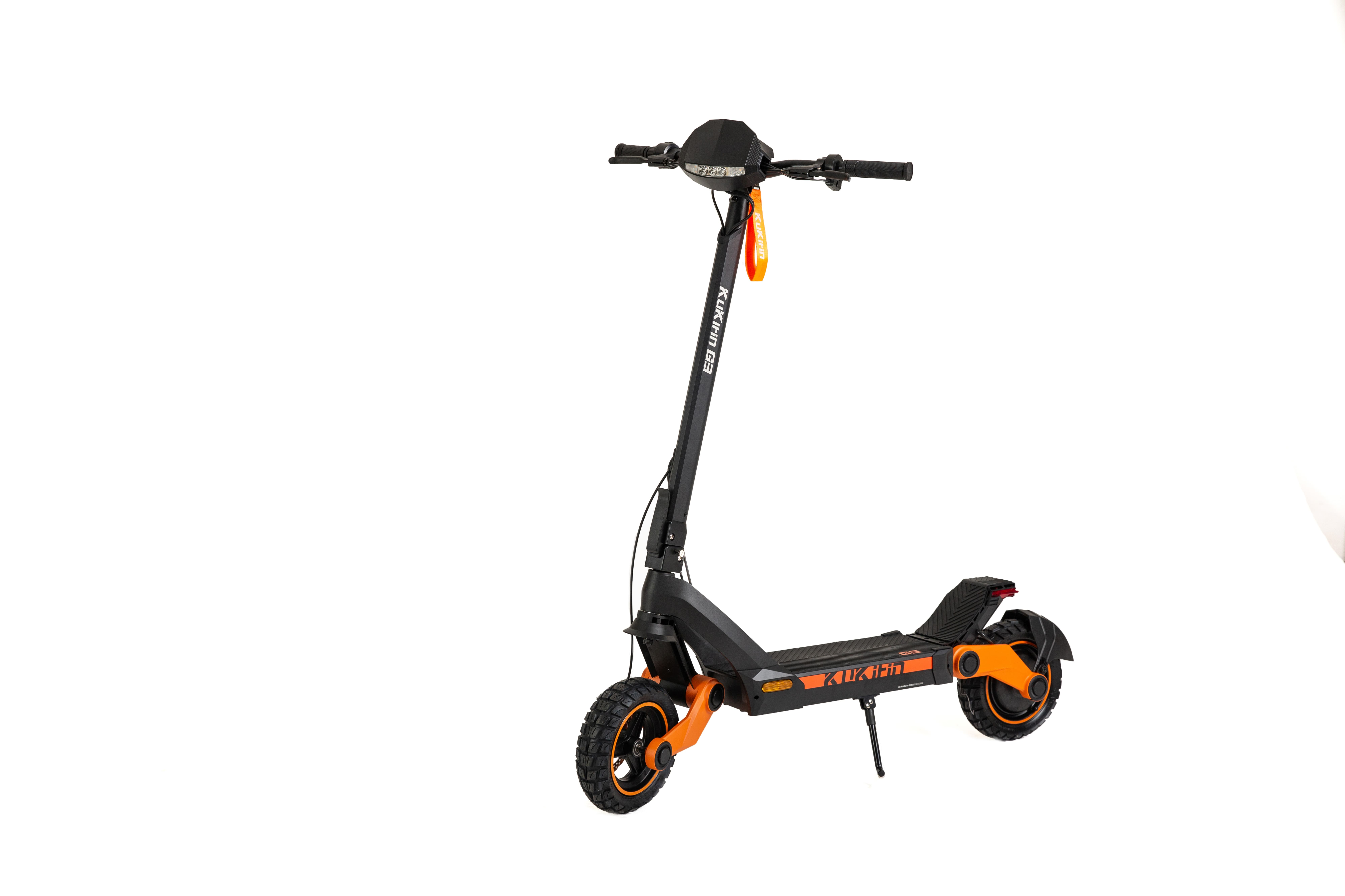 Schwarzer Elektroroller mit orangefarbenen Akzenten, gegen weißen Hintergrund.