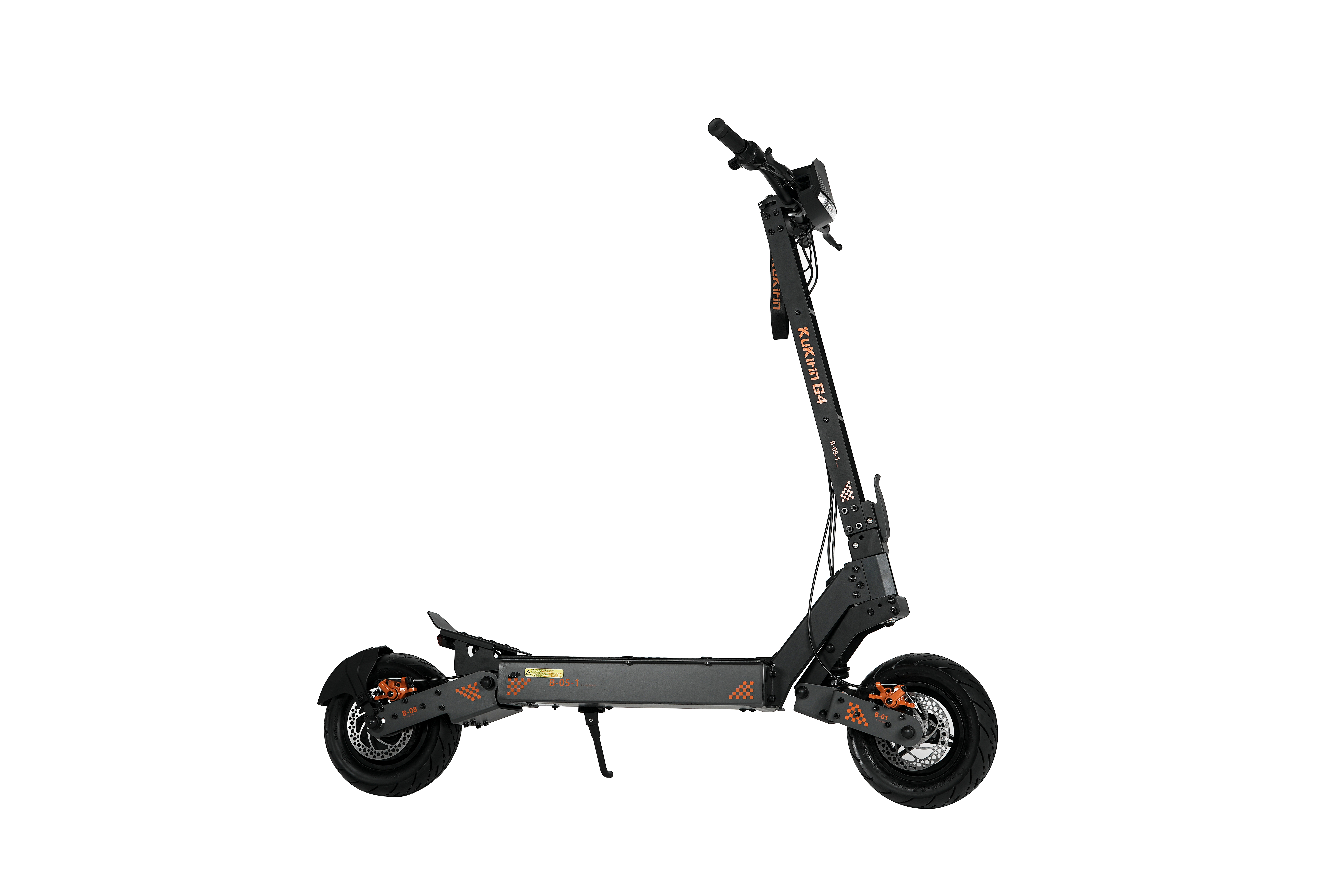 Uno scooter elettrico nero con accenti arancioni su sfondo bianco.