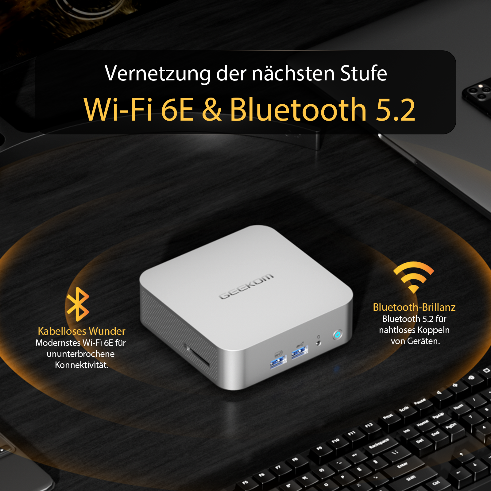 Ein silberner GEEKOM Mini-PC mit Wi-Fi 6E und Bluetooth 5.2 steht auf einem Schreibtisch.