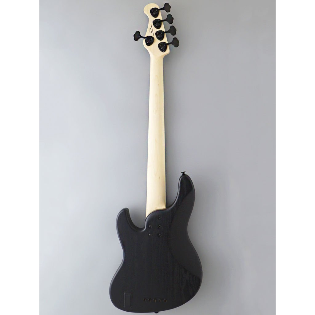 Açık renkli saplı ve siyah burgulu siyah elektro bas gitarın arka görünümü.