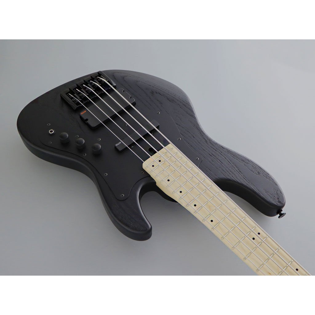 Gri arka plan üzerinde açık renkli klavyeli siyah 5 telli bas gitar.