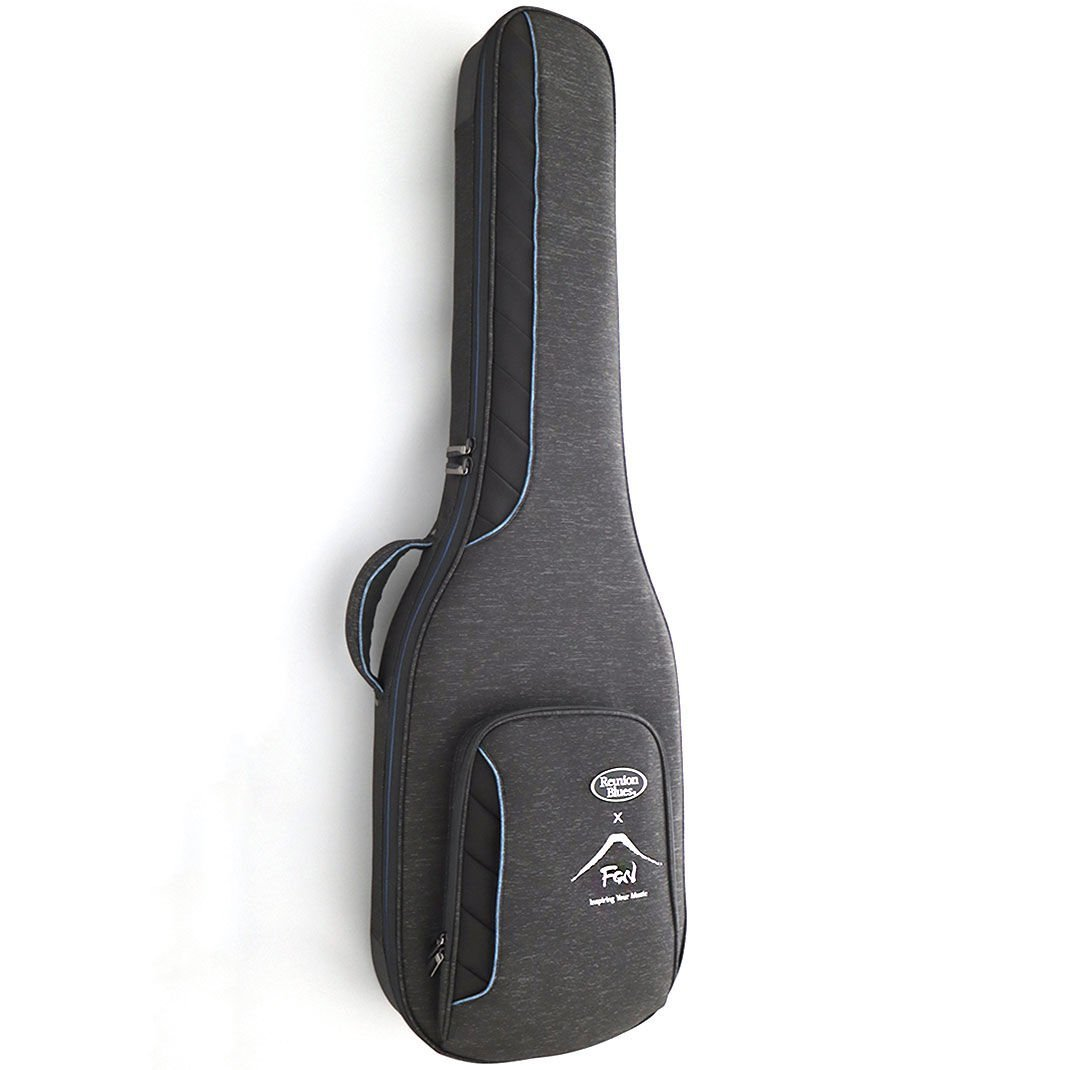 Saplı ve dış cepli koyu renkli, dolgulu gitar kılıfı.
