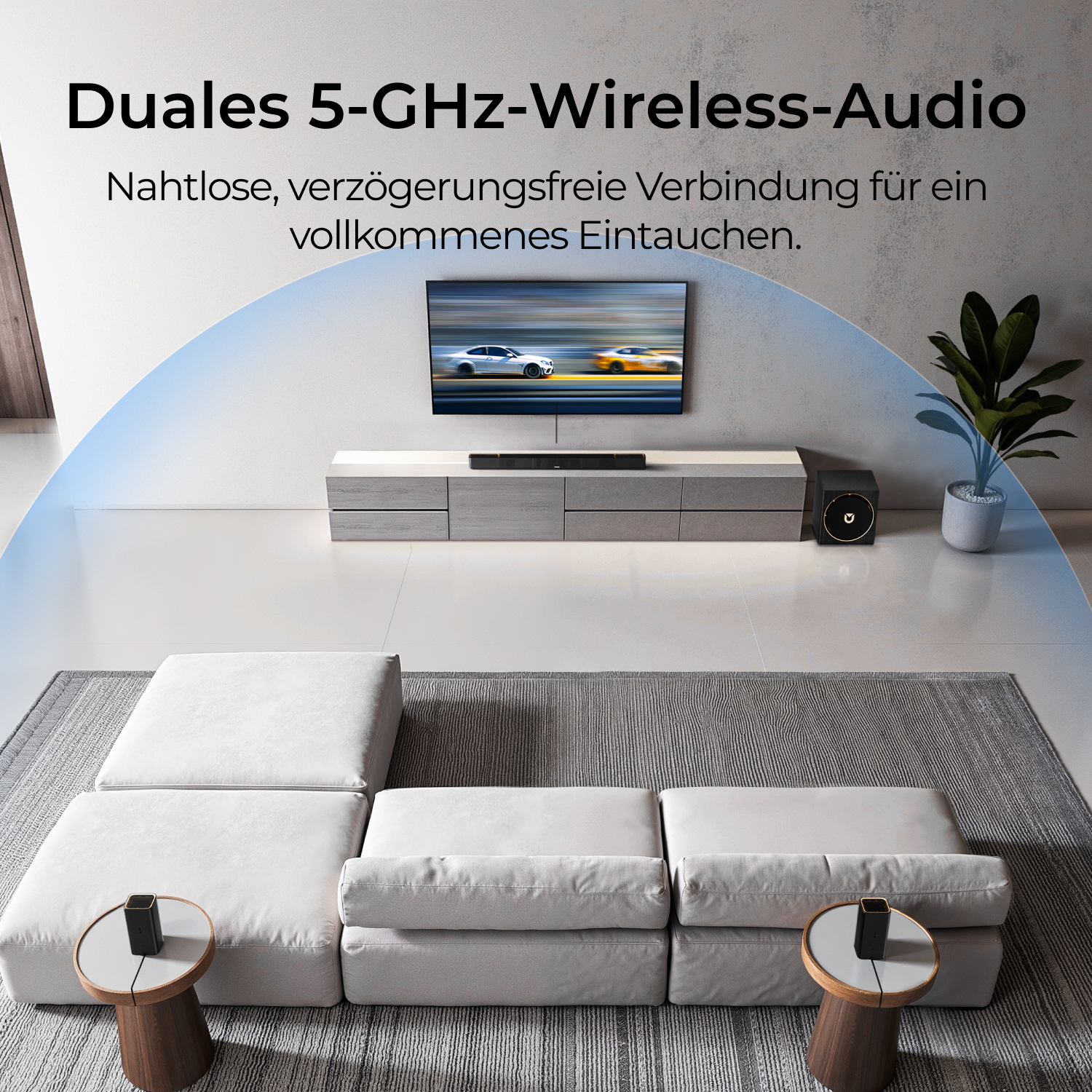 Modernes Wohnzimmer mit Sofa, TV und Lautsprechern. Duales 5-GHz-Wireless-Audio.