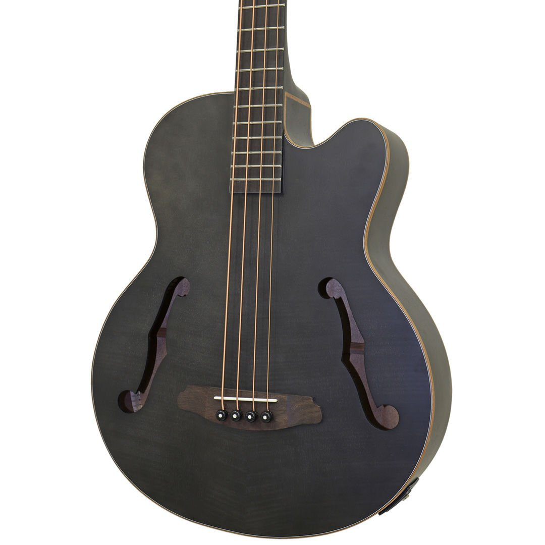 F delikli, siyah hollow-body bas gitar, beyaz arka plan üzerinde.