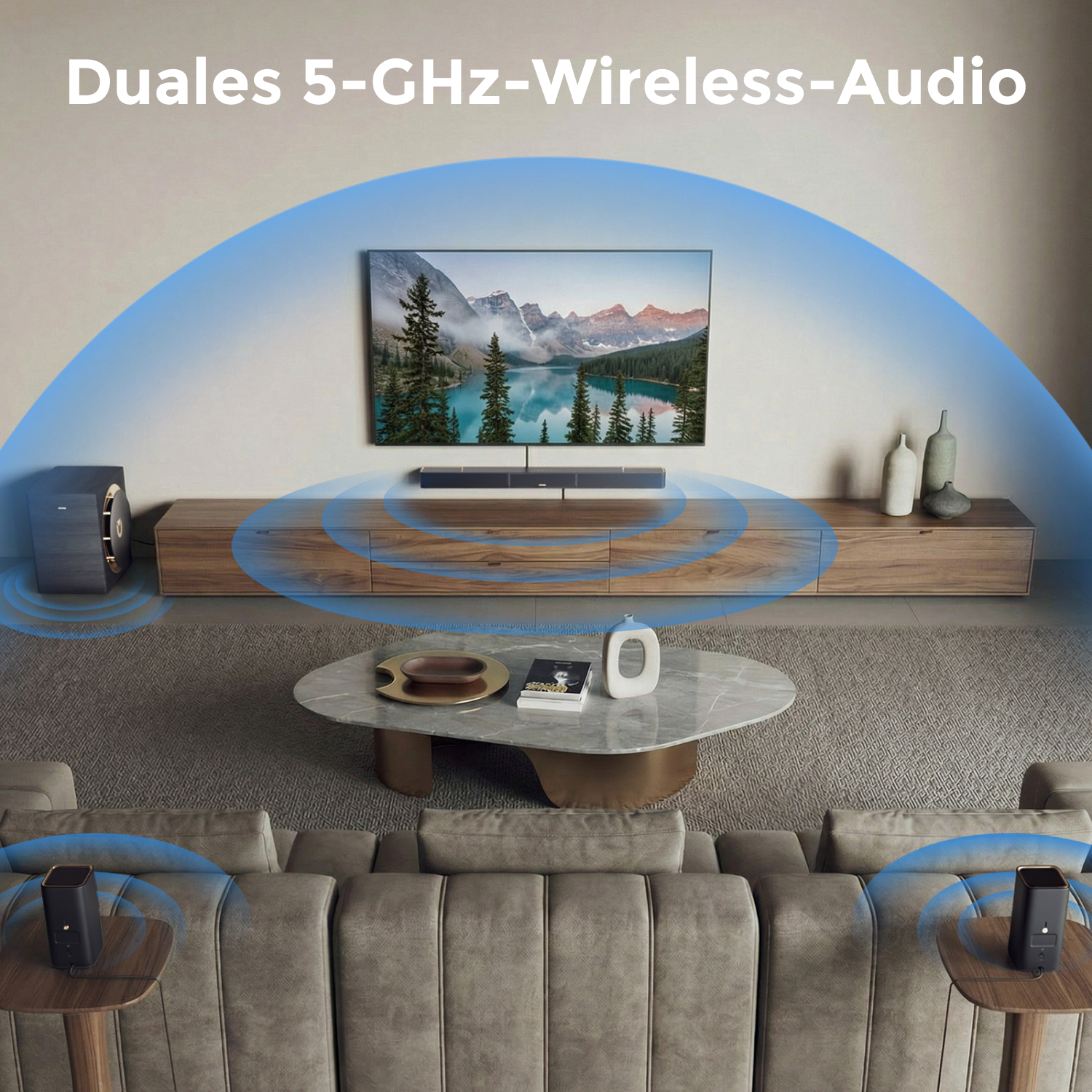 Ein Wohnzimmer mit Fernseher, Soundbar, Subwoofer und zwei kleinen Lautsprechern.