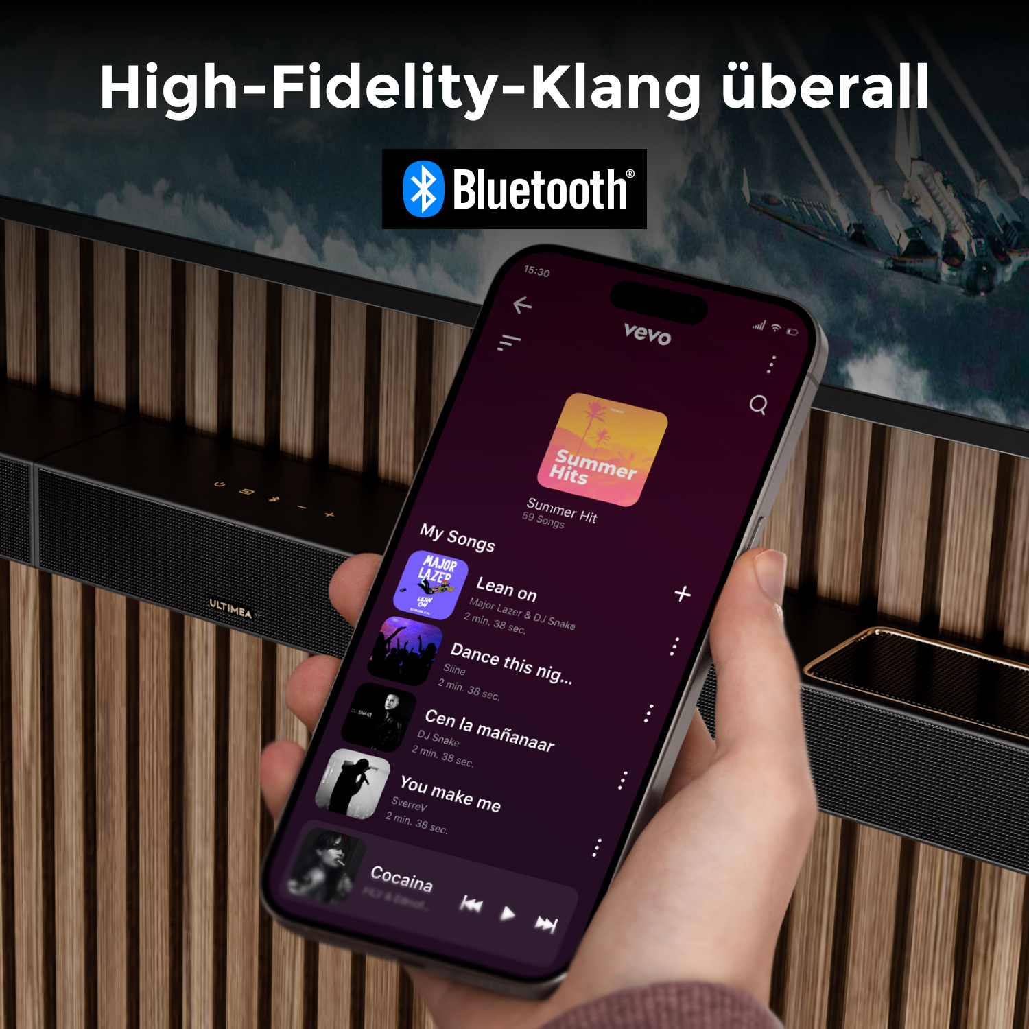 Hand hält Smartphone mit Musik-App, verbunden mit Bluetooth-Soundbar.
