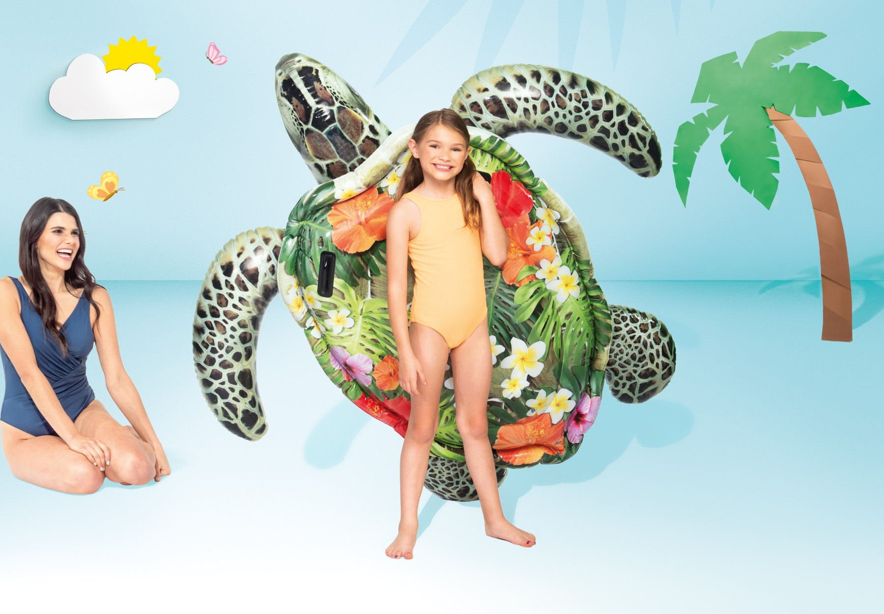 Ein Mädchen in Badeanzug steht vor einer Schildkröten-Luftmatratze, Frau im Hintergrund.