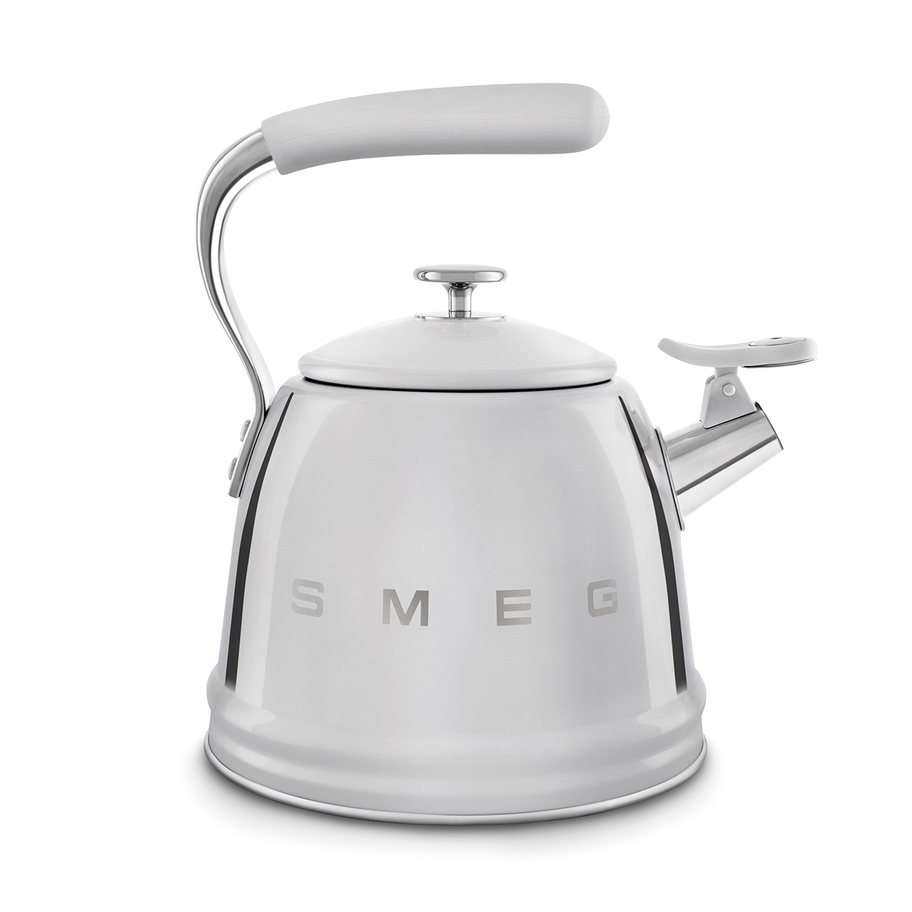 Gümüş saplı ve kapaklı beyaz Smeg su ısıtıcısı, beyaz arka plan üzerinde.