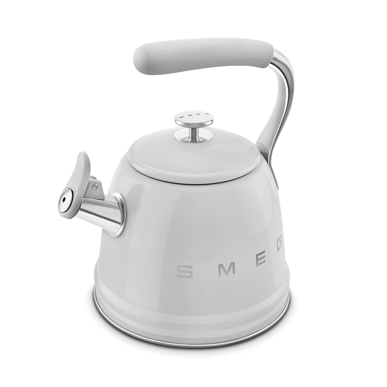 Gümüş saplı ve kapaklı beyaz Smeg su ısıtıcısı, beyaz zeminde.