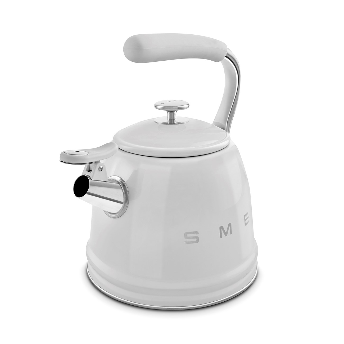 Gümüş saplı ve ağızlı beyaz SMEG su ısıtıcısı, beyaz arka plan üzerinde.
