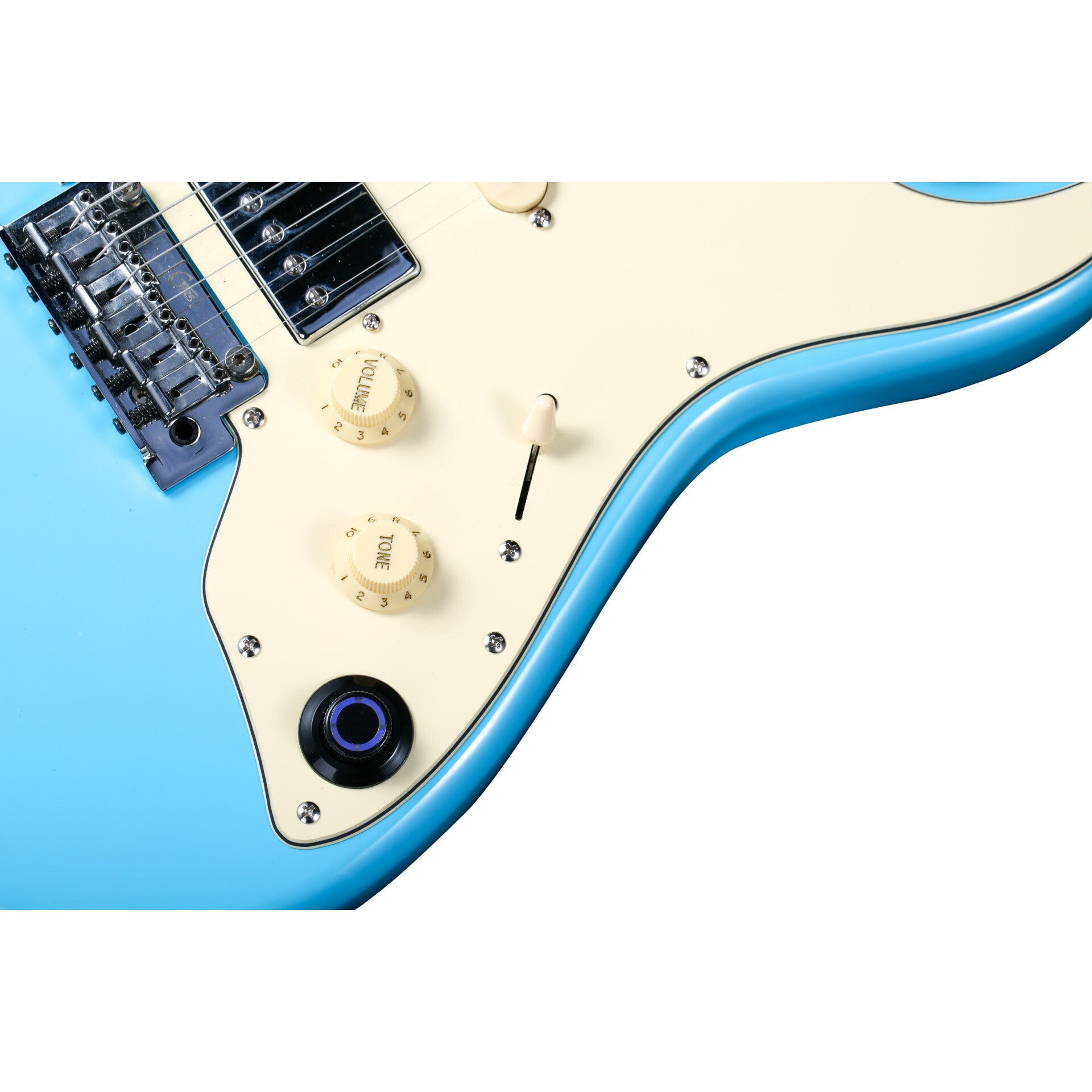 Krem pena korumalı ve gümüş köprülü mavi elektro gitarın yakın çekimi.