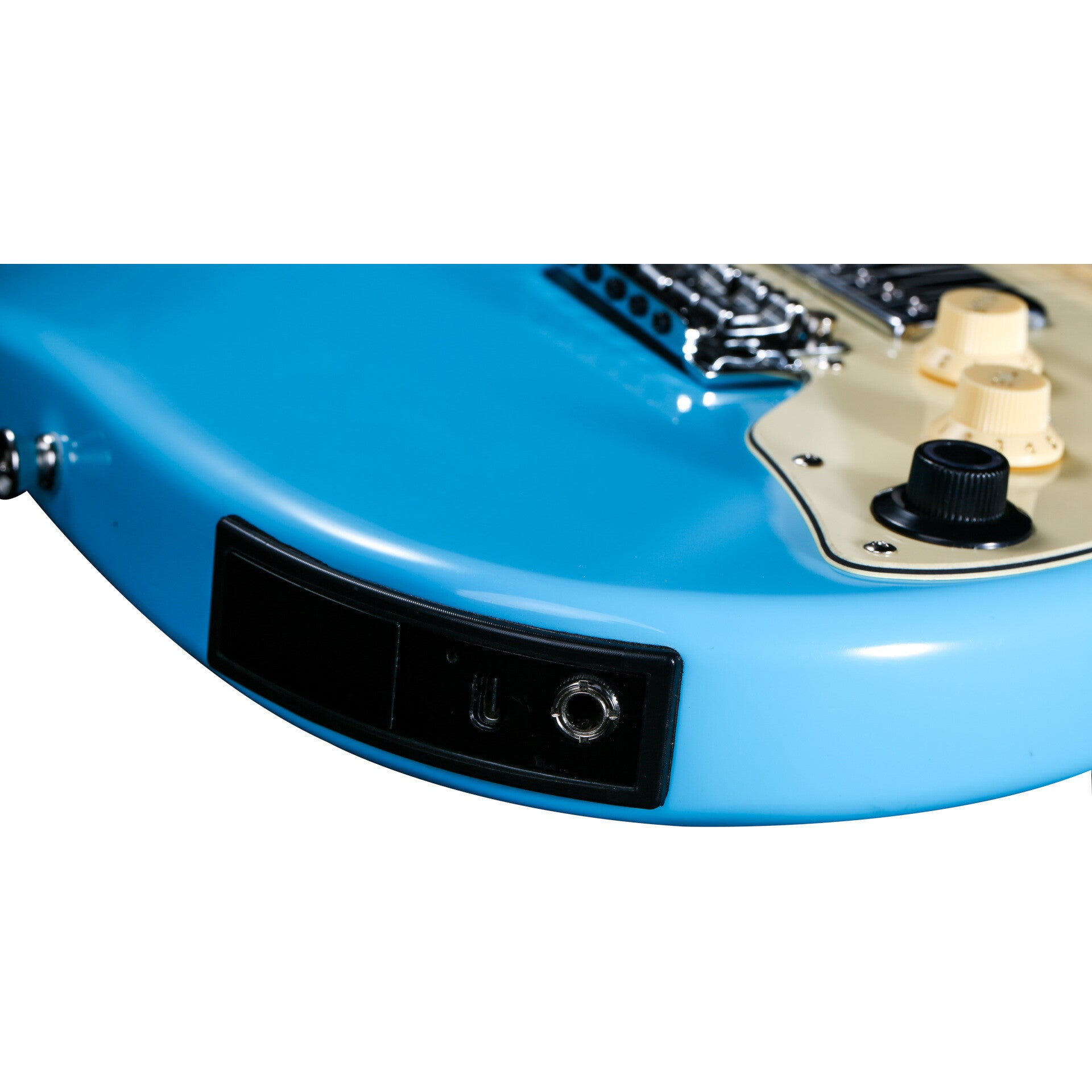 Gümüş ve krem renkli kontrollere sahip mavi elektro gitar gövdesi.