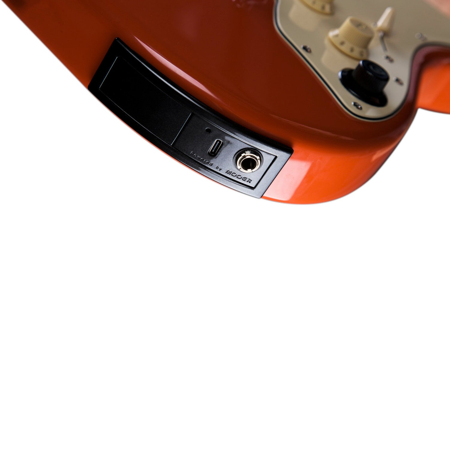 Siyah ve krem kontrolleri, USB ve jak girişleri olan turuncu elektro gitar.