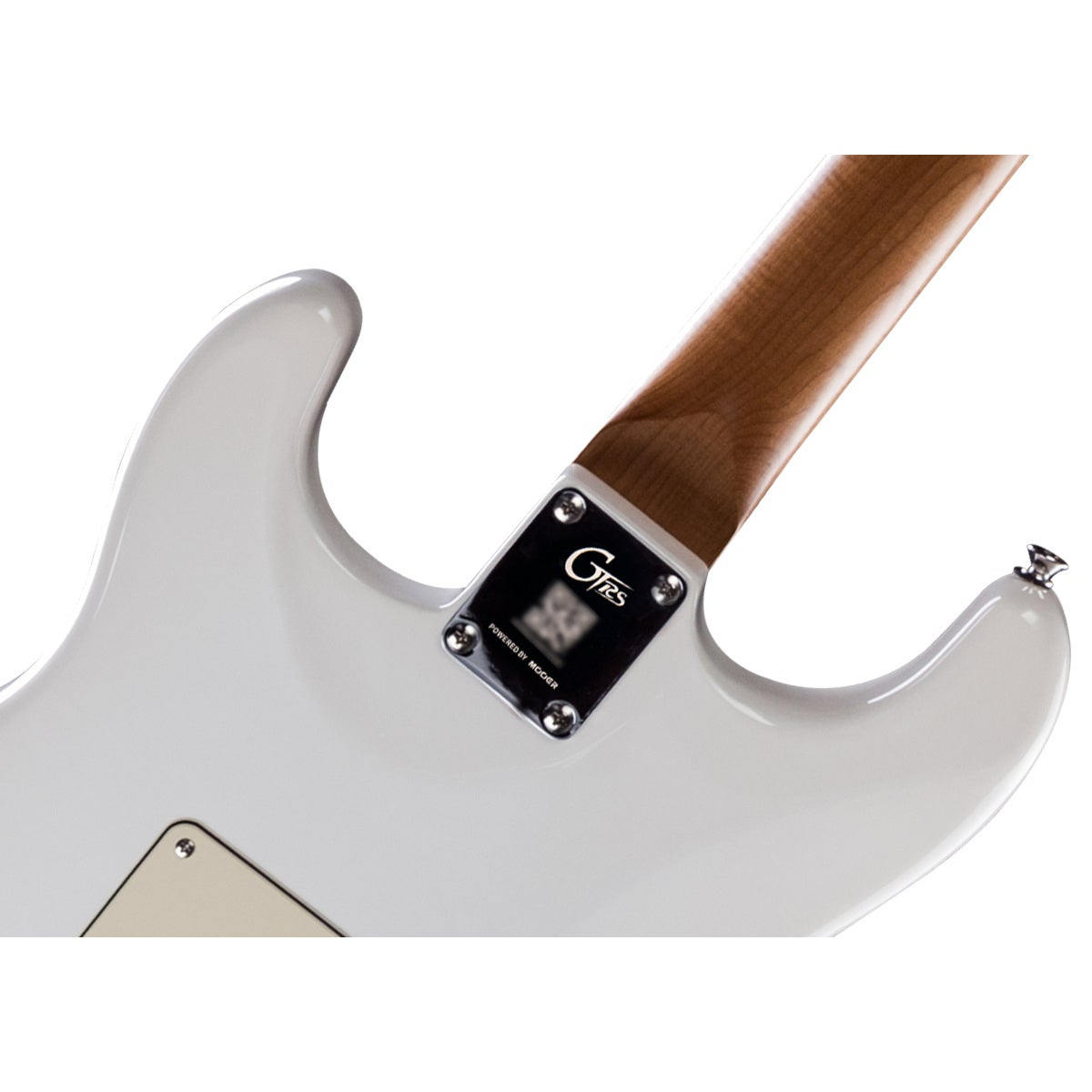 Ahşap damarlı sapı ve siyah plakası olan beyaz gitarın yakın çekimi.