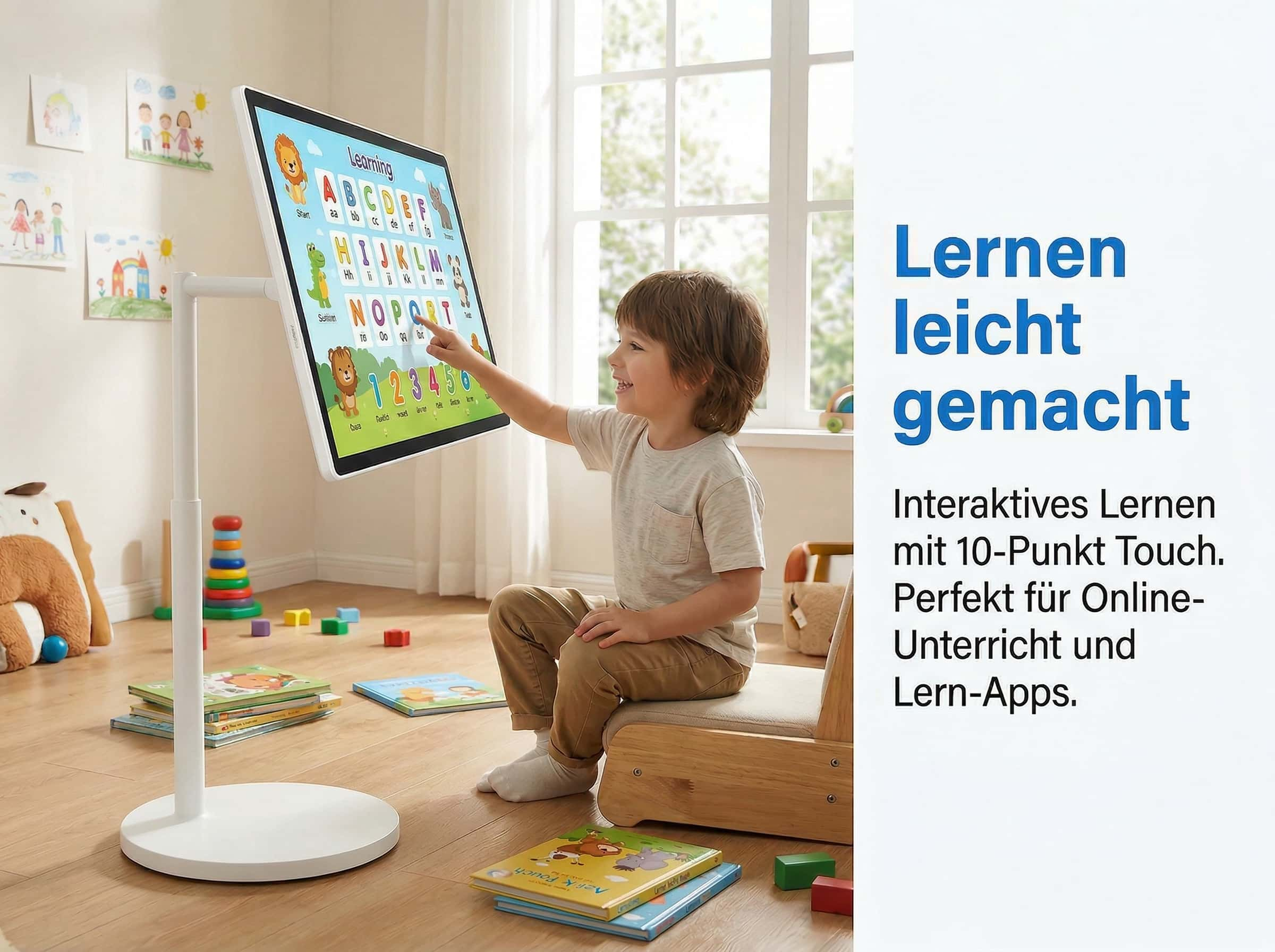Ein Junge tippt auf einen Lernbildschirm mit Alphabet und Zahlen. Spielzeug liegt herum.
