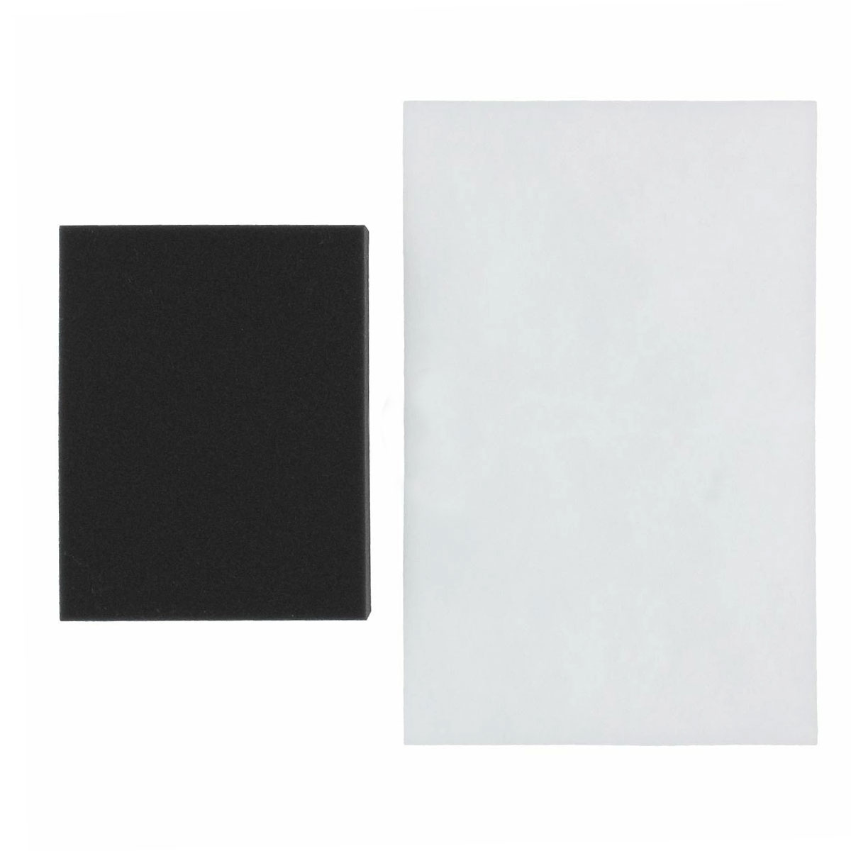 Un blocco di schiuma nera accanto a un foglio di carta bianco.