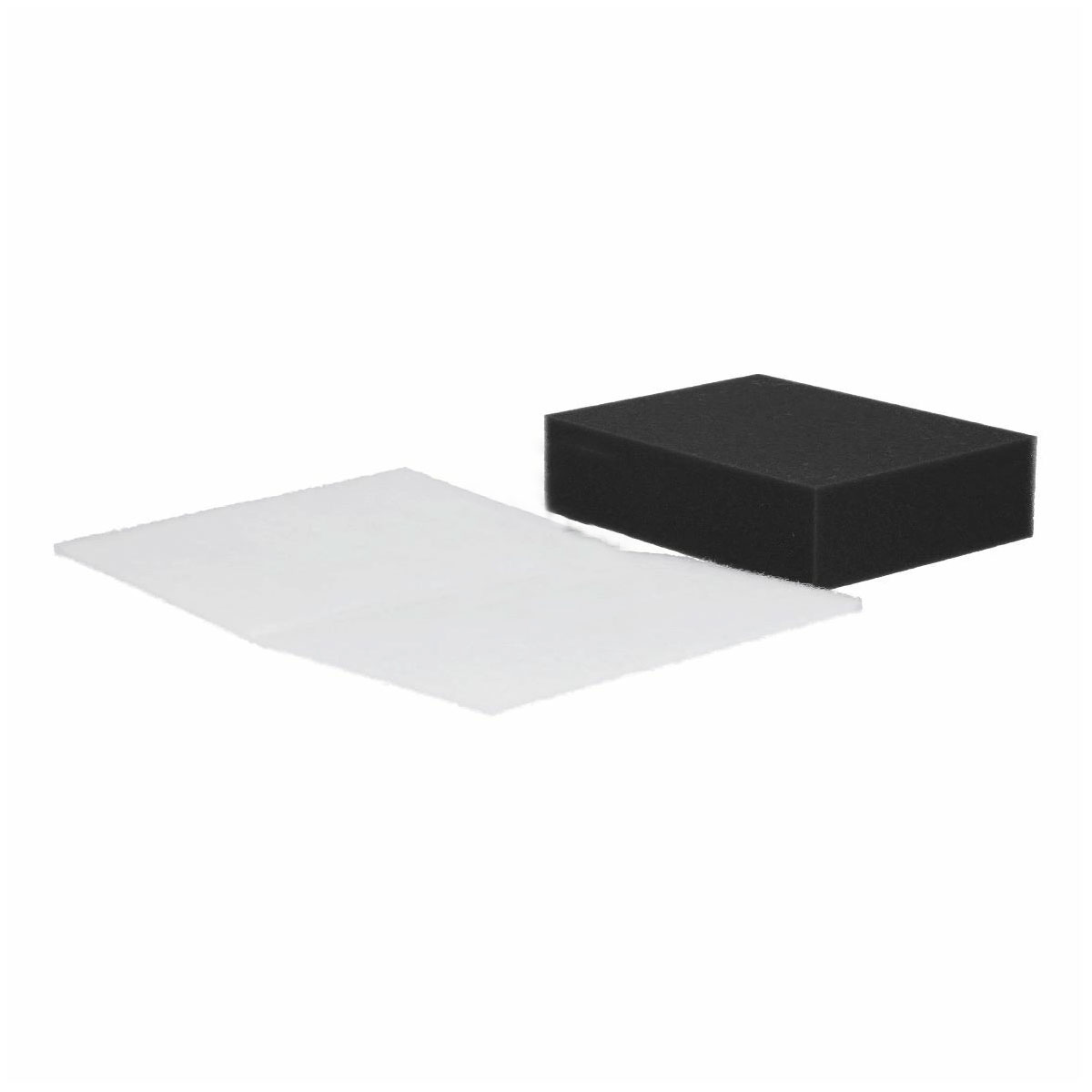 Un blocco di schiuma nero accanto a un sottile foglio di schiuma bianco su sfondo bianco.