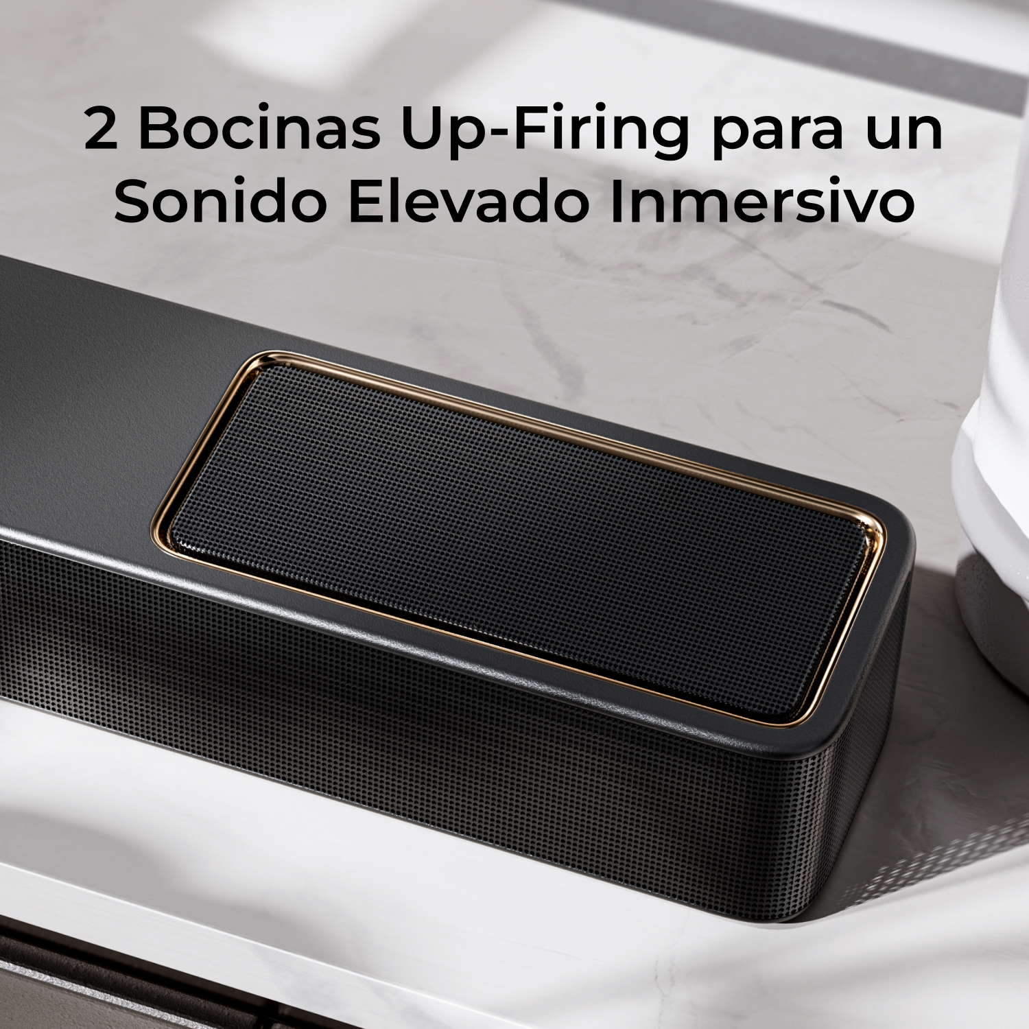 Un altavoz negro con borde dorado sobre una superficie de mármol.
