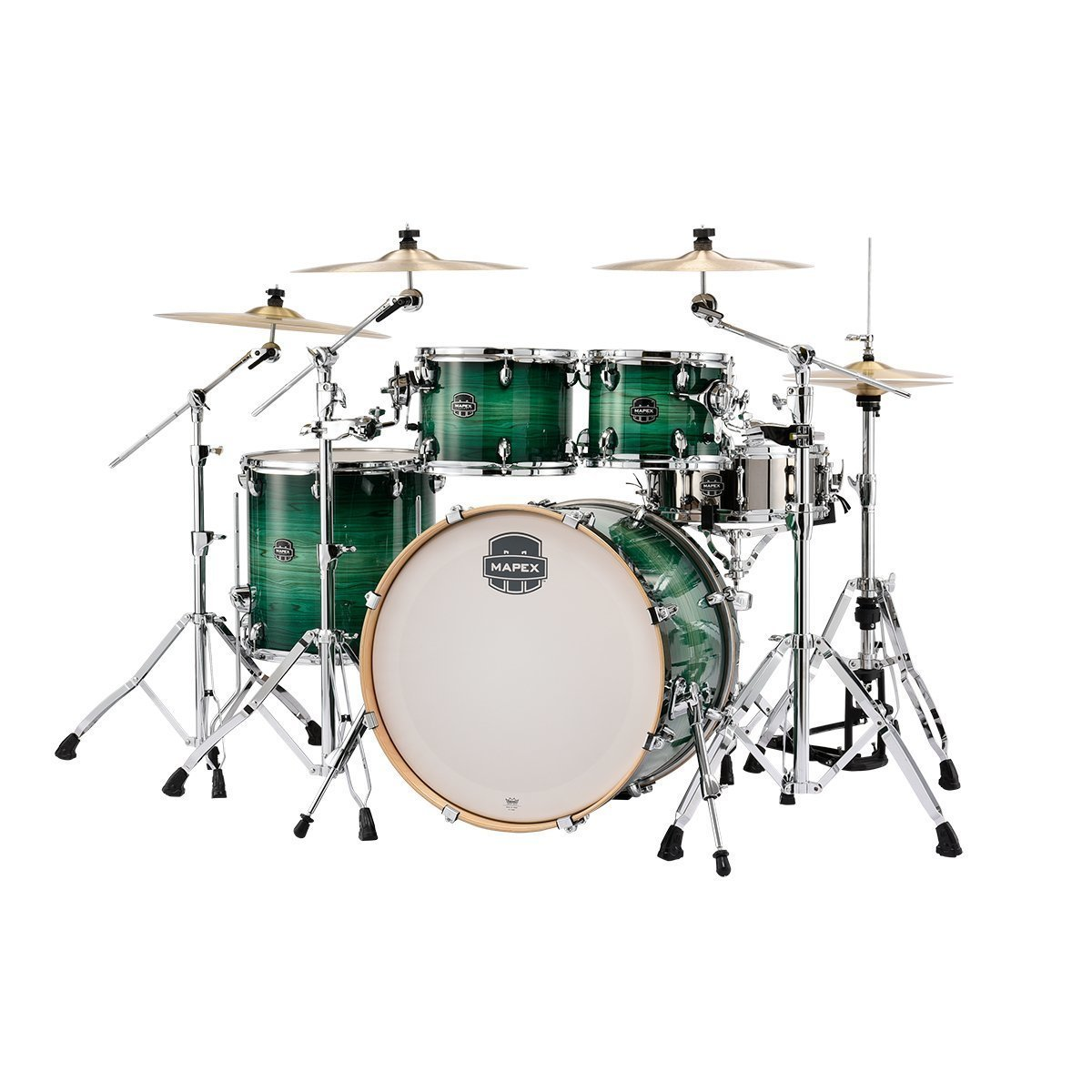 Beyaz arka plan üzerinde zil ve stantları olan yeşil bir Mapex davul seti.