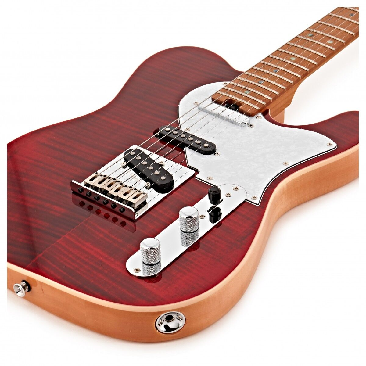 Beyaz arka plan üzerinde humbucker manyetikler ve gümüş düğmelere sahip kırmızı elektro gitar.