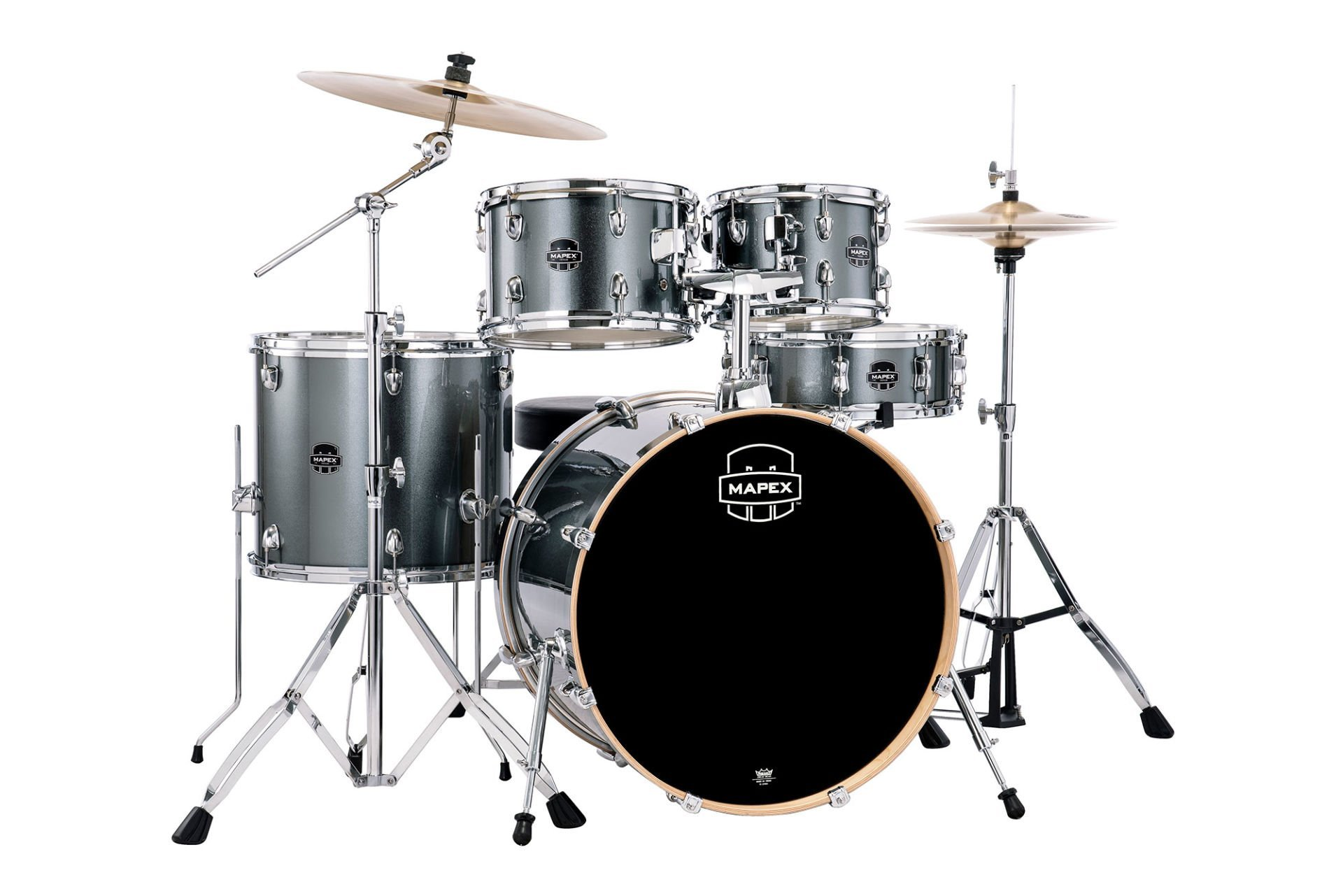 Gri Mapex davul seti, beyaz zeminde ziller ve stantlarla birlikte.