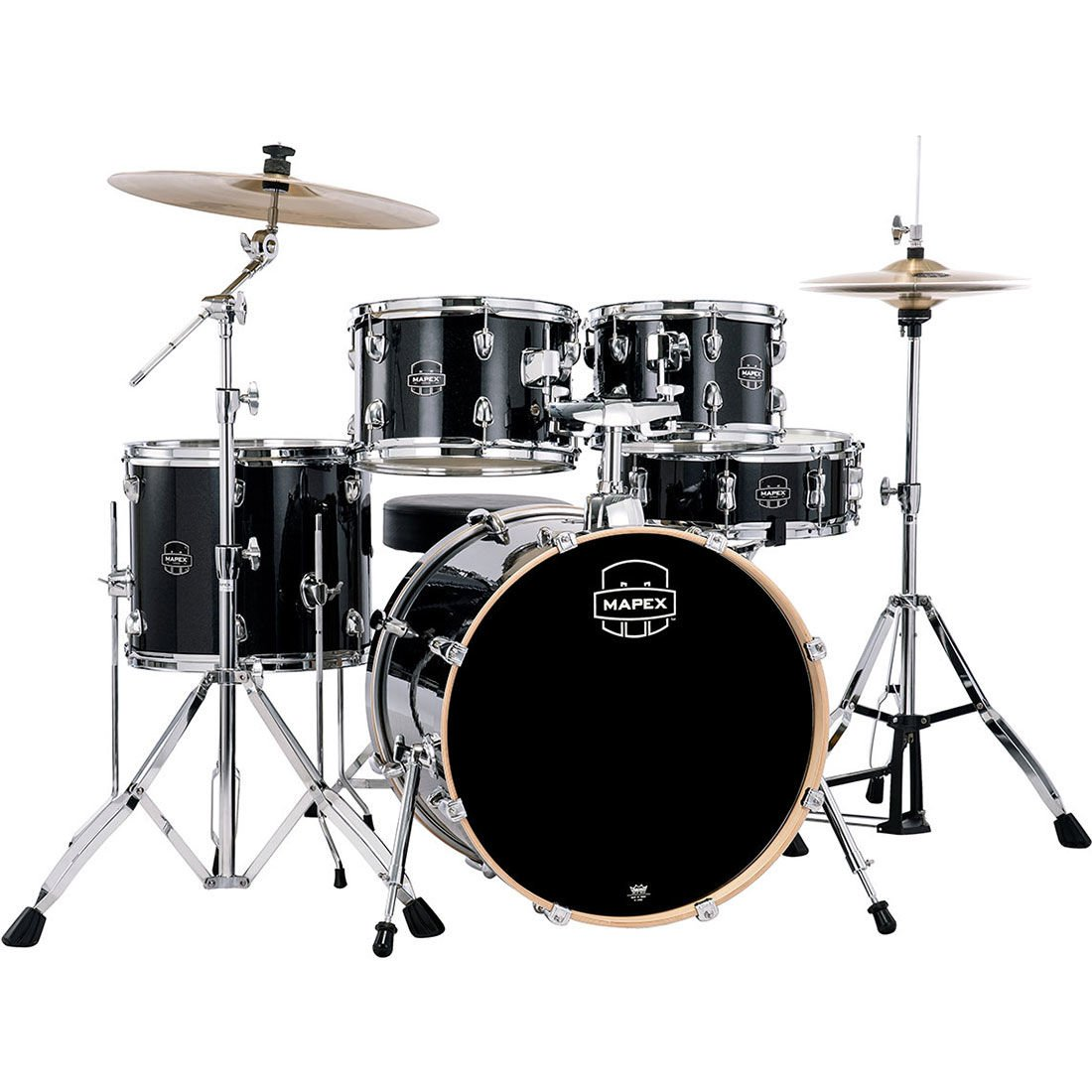 Beyaz zeminde zil ve tabureli siyah Mapex bateri seti.
