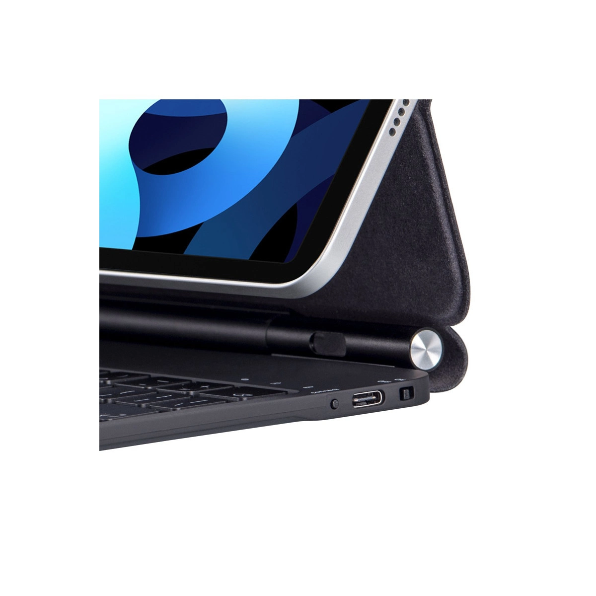 Klavye ve stantlı tablet. USB-C bağlantı noktasına yakın çekim.