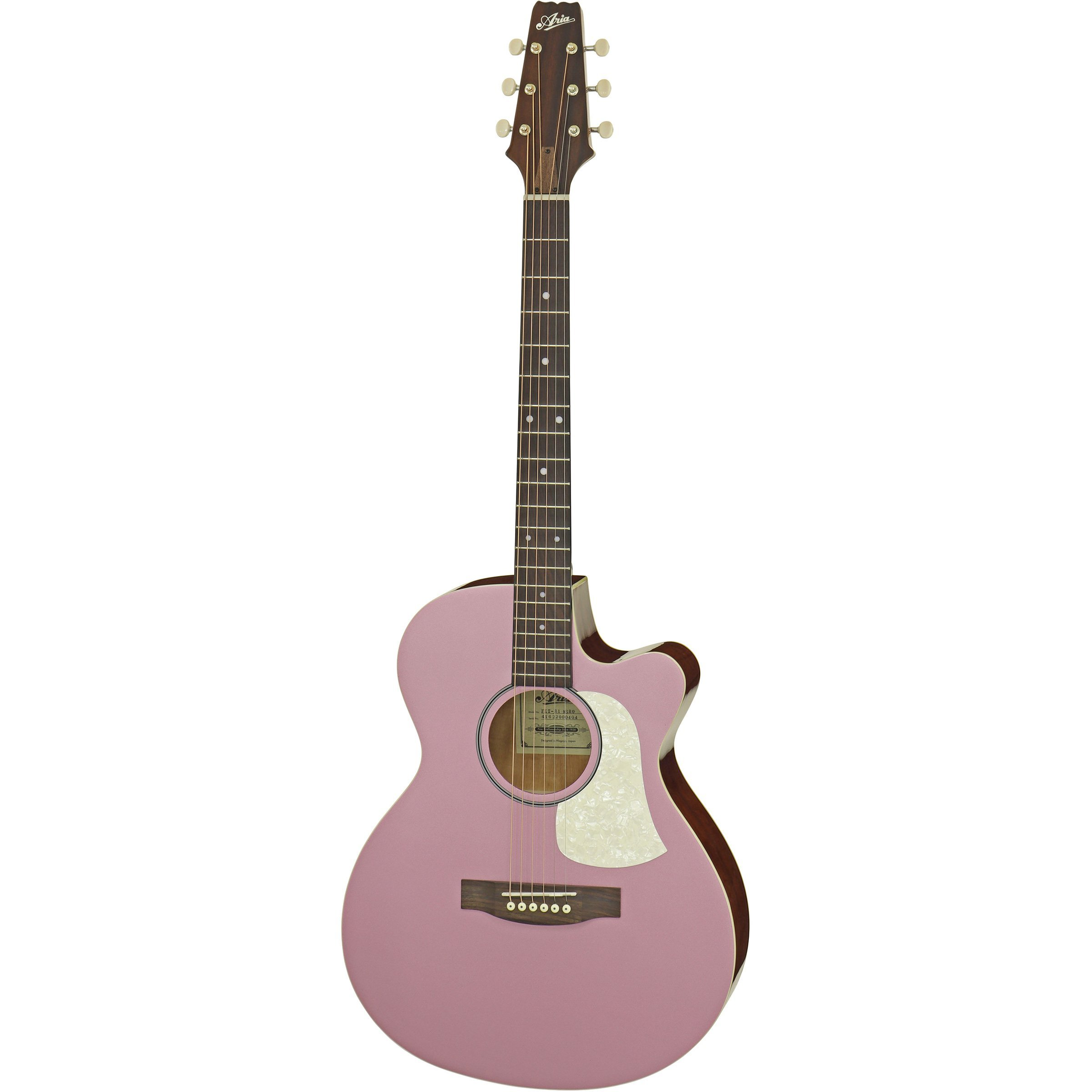 Koyu perdeli ve altı telli pembe bir akustik gitar.