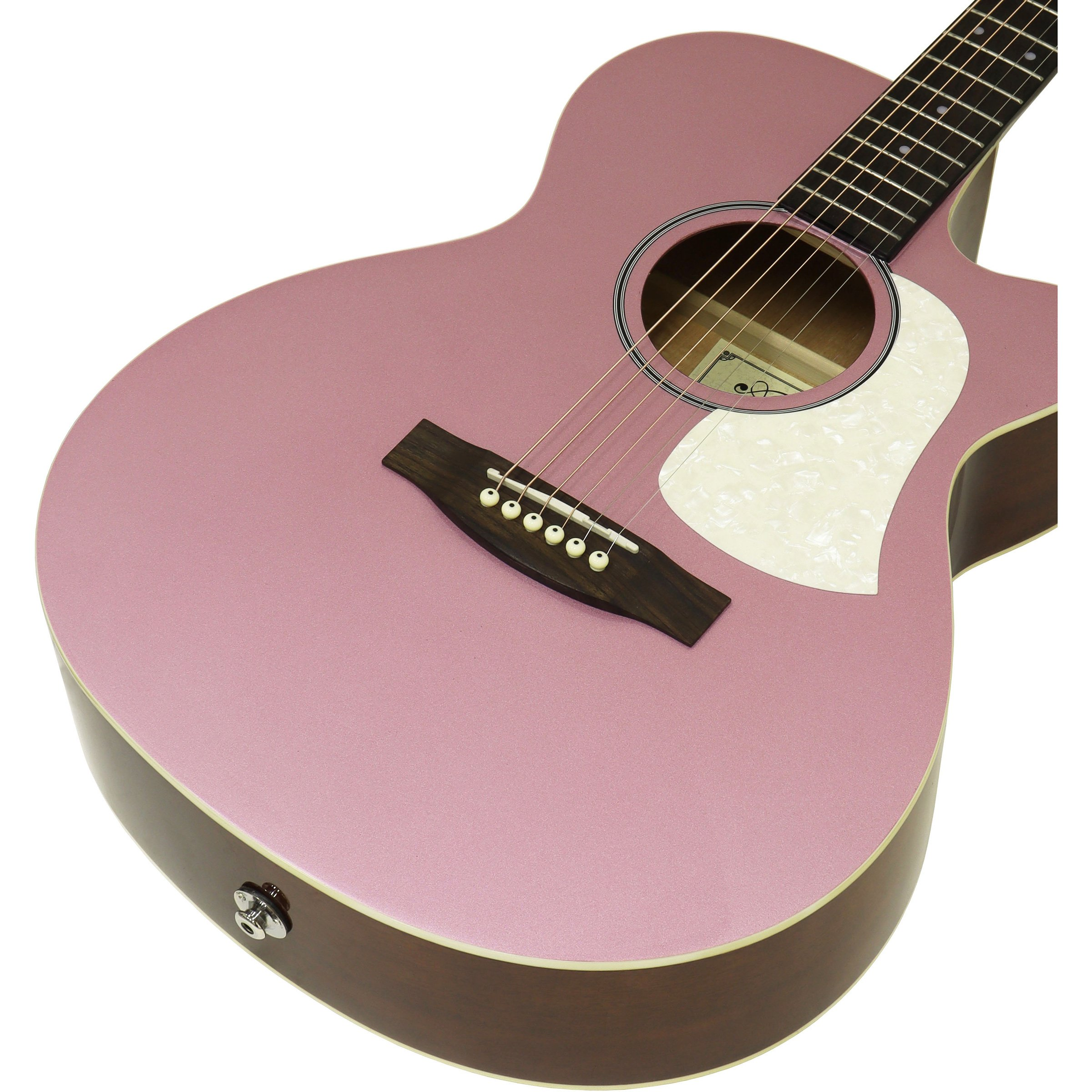 Kahverengi gövdeli ve gümüş donanımlı pembe akustik gitar.
