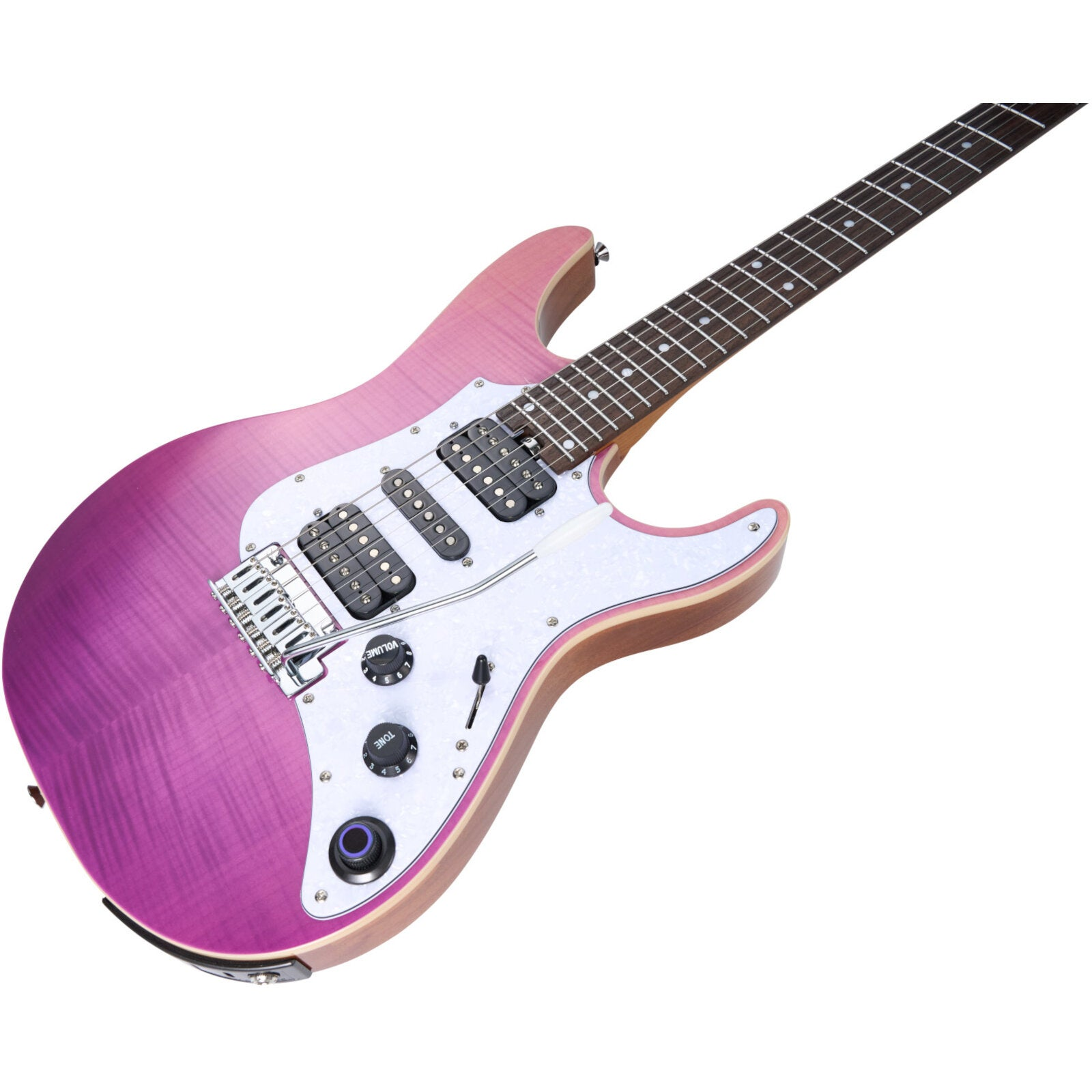 Beyaz manyetik ve gümüş donanıma sahip mor ve pembe elektro gitar.