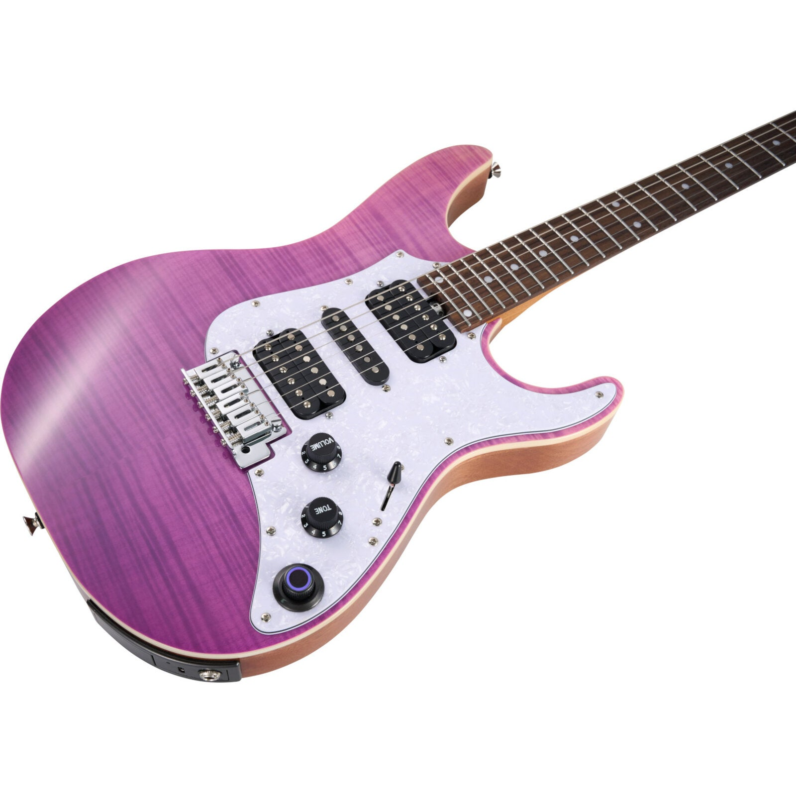 Beyaz manyetikler ve gümüş donanıma sahip mor elektro gitar, beyaz arka planda.