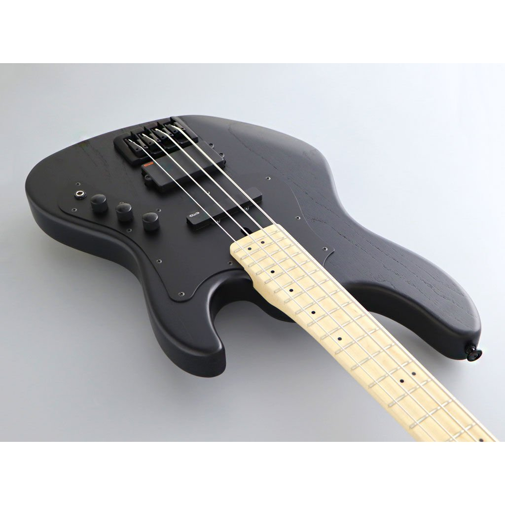 Gri arka plan üzerinde açık renkli klavyeli ve dört telli siyah bas gitar.